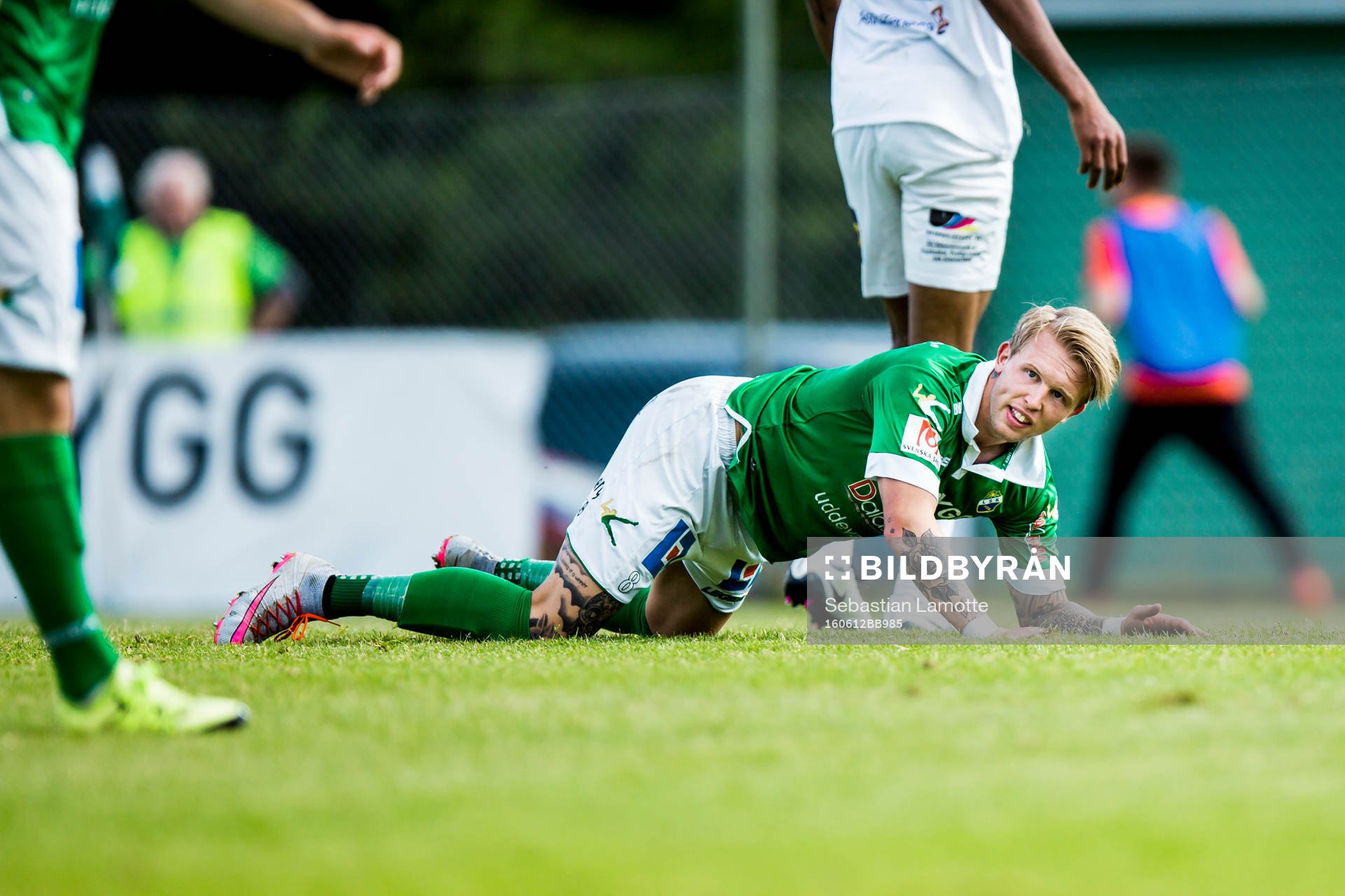 Ljungskiles Tim Nilsen liggandes på planen