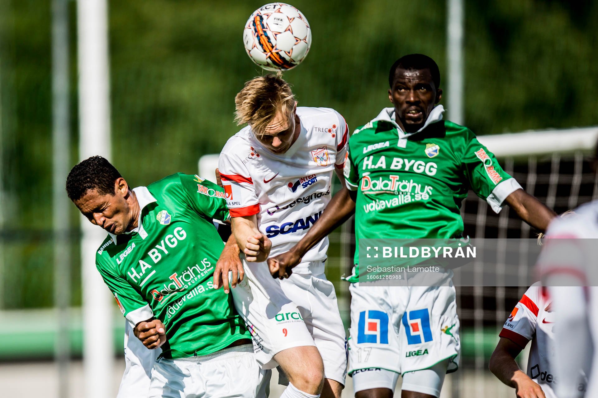 Ljungskiles Josemar Santana Silva (v) och Yussif Chibsah i duell med Assyriskas Tim Söderström (m) under fotbollsmatchen i Superettan mellan Ljungskile och Assyriska den 12 juni 2016 i Ljungskile.