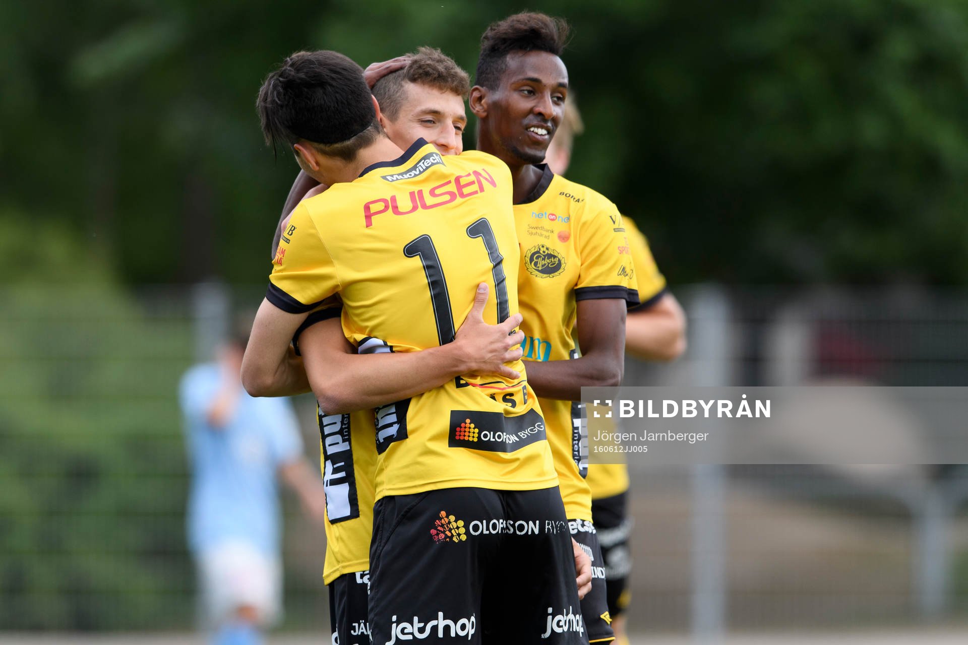 Elfsborgs Arian Kabashi (skymd) kramas om av Mattias
