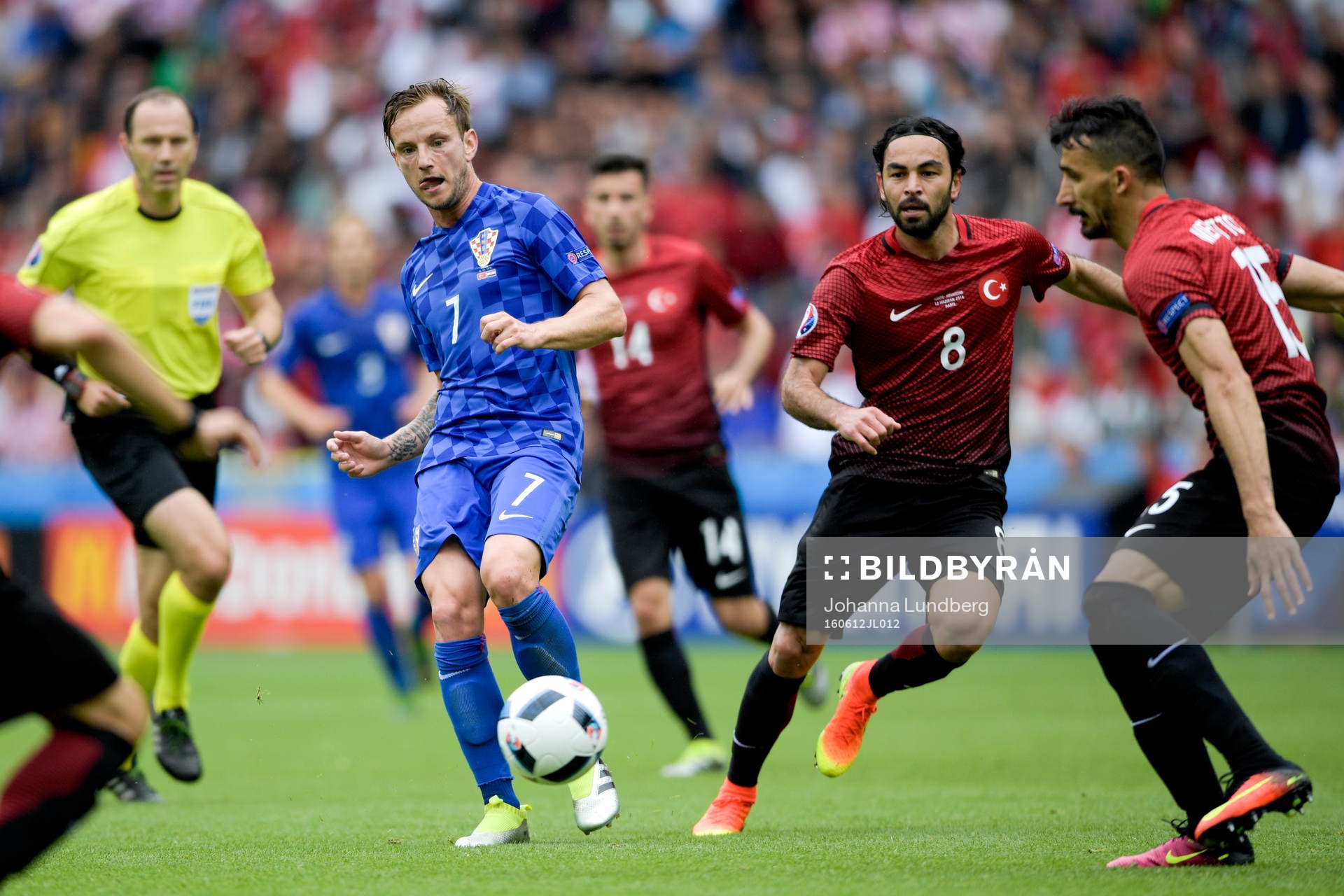 Kroatiens Ivan Rakitic och Turkiets Selcuk Inan
