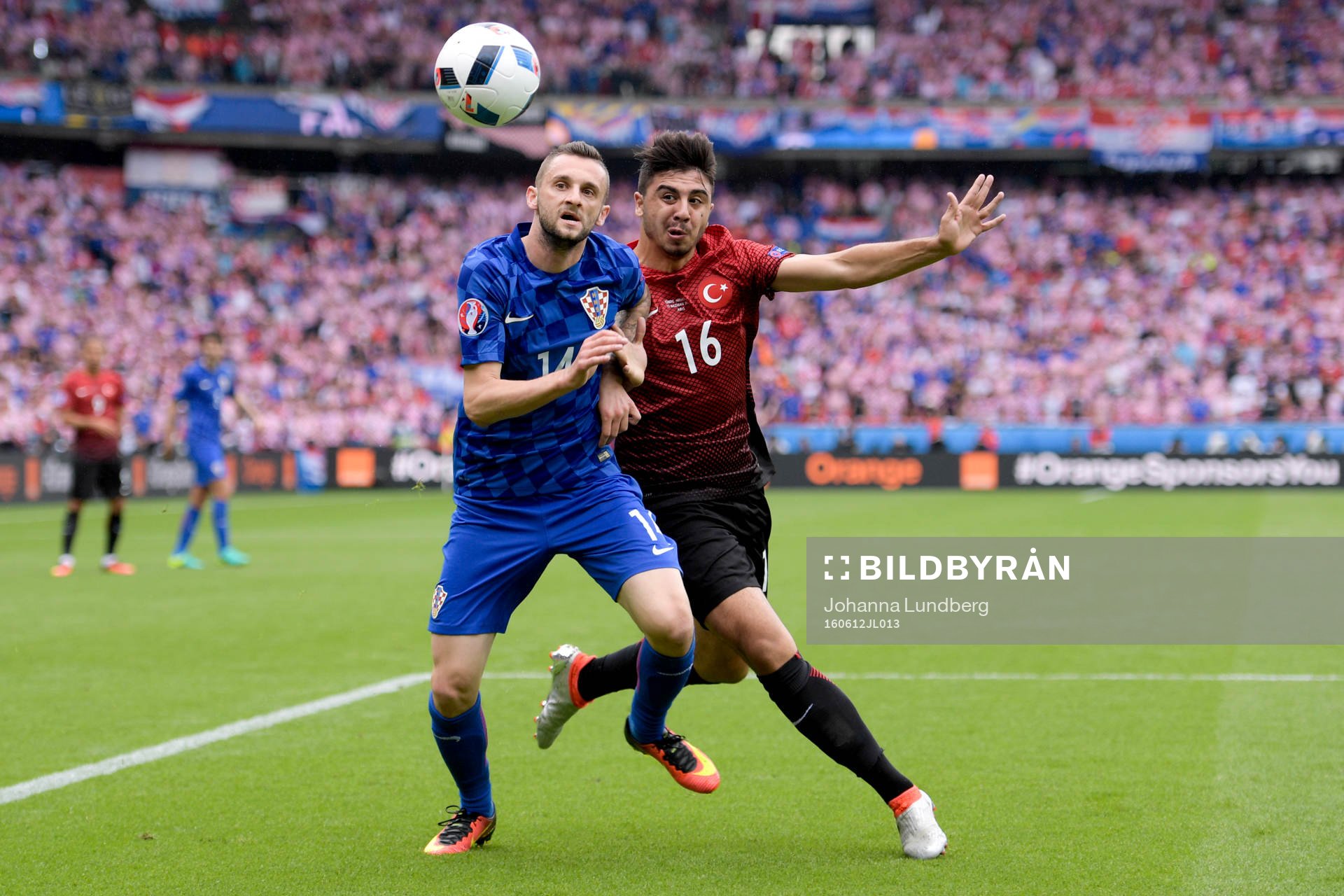 Kroatiens Marcelo Brozovic och Turkiets Ozan Tufan