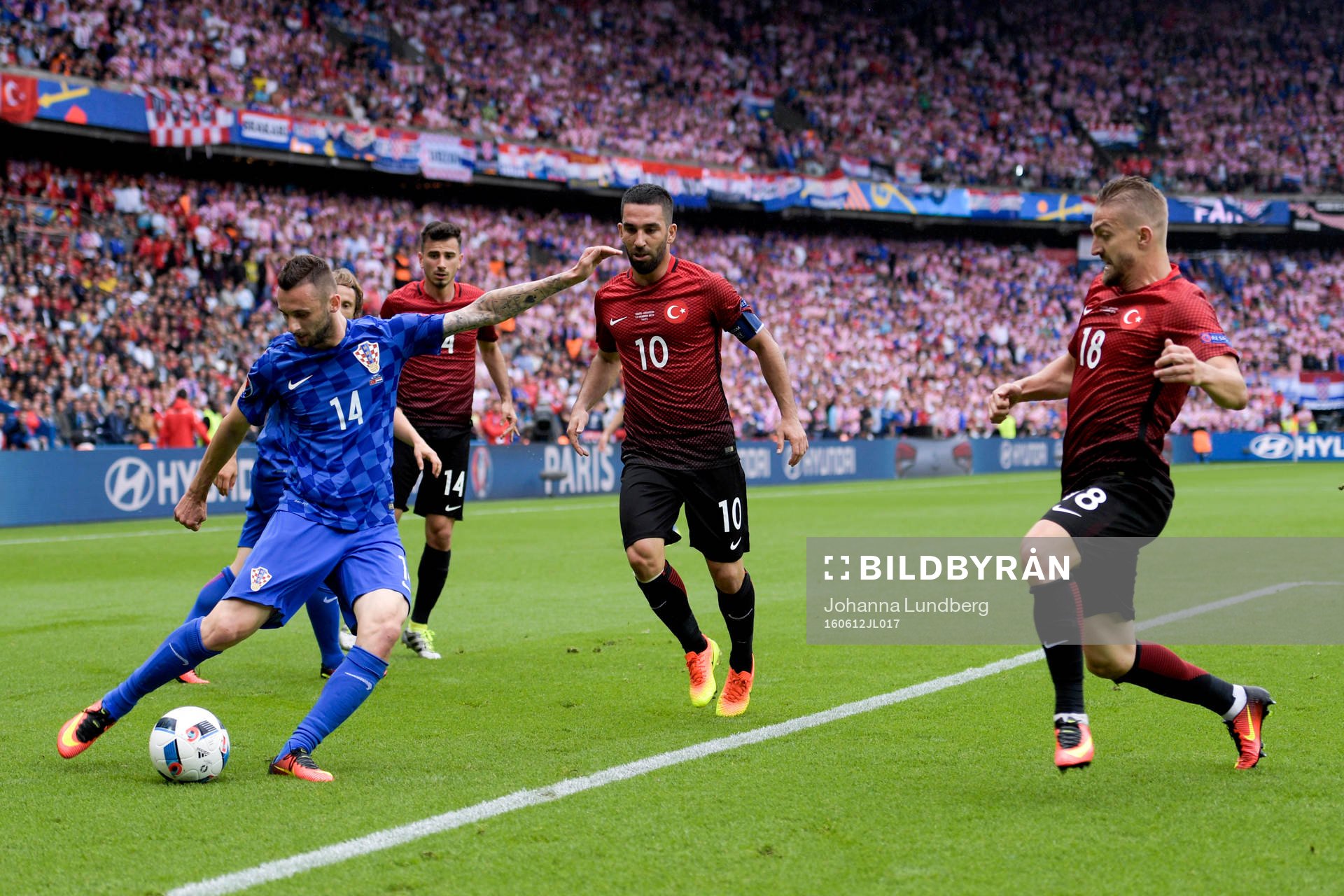 Kroatiens Marcelo Brozovic och Turkiets Oguzhan Özyakup,