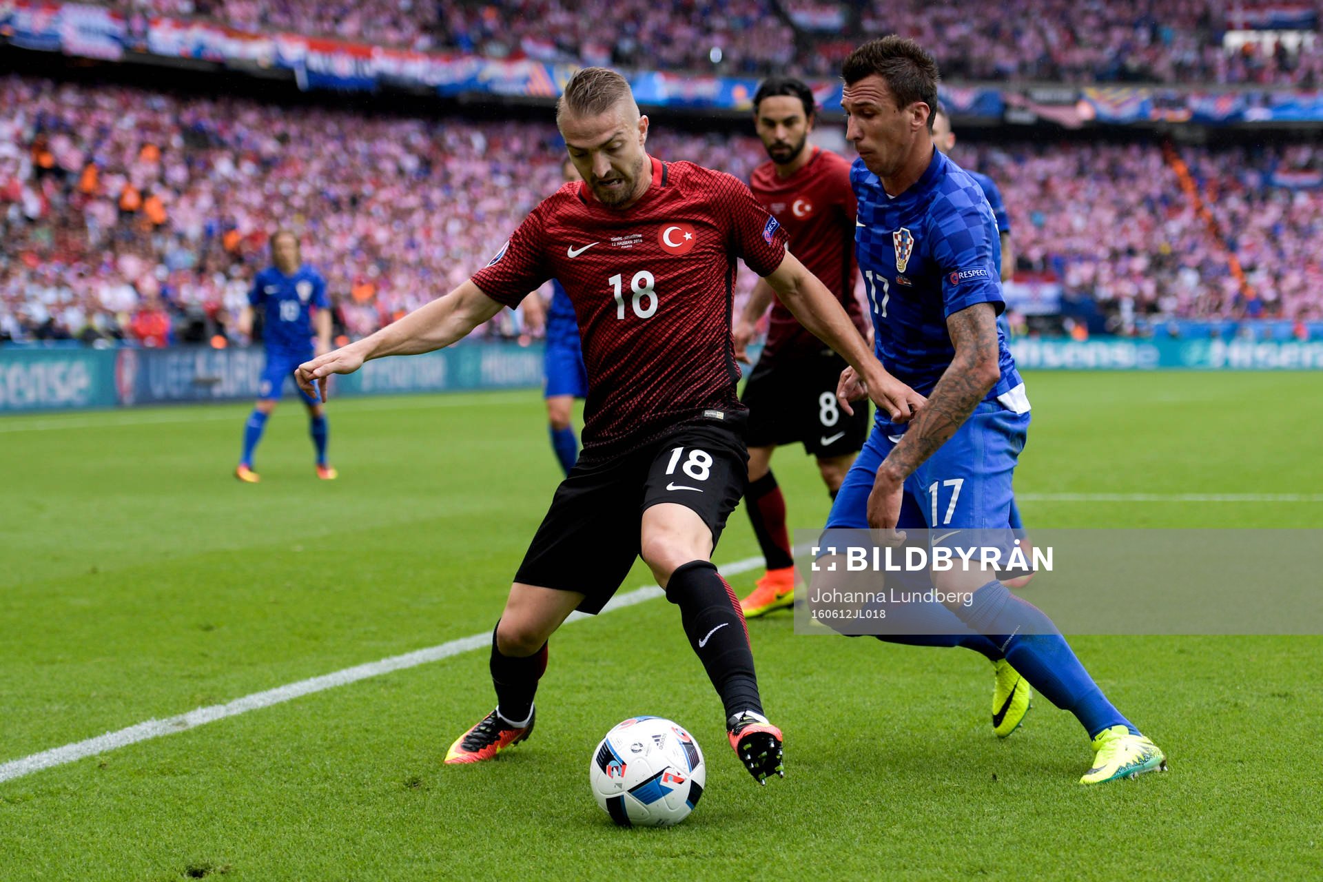 Turkiets Caner Erkin och Kroatiens Mario Mandzukic