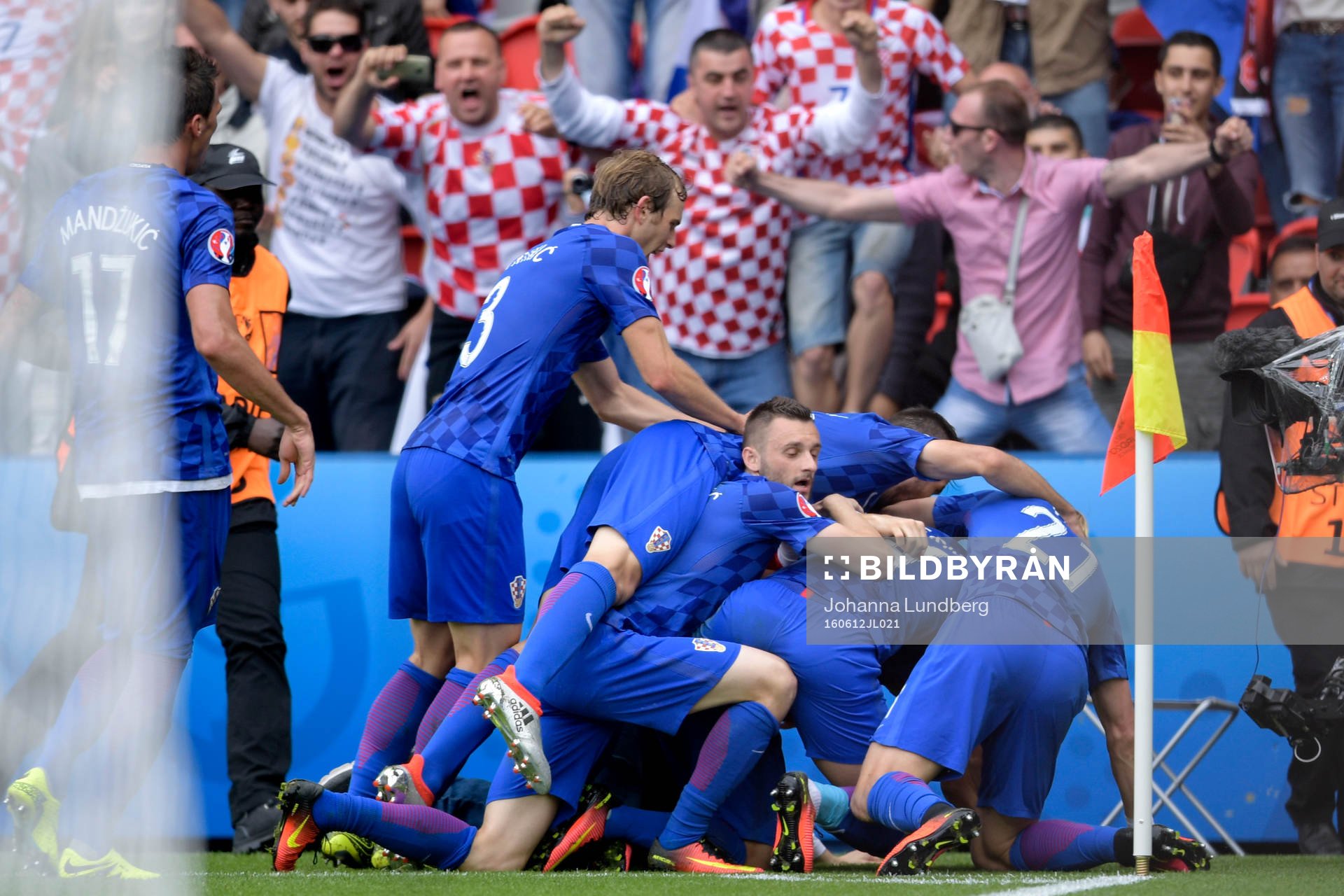 Kroatiens Luka Modric jublar med lagkamraterna