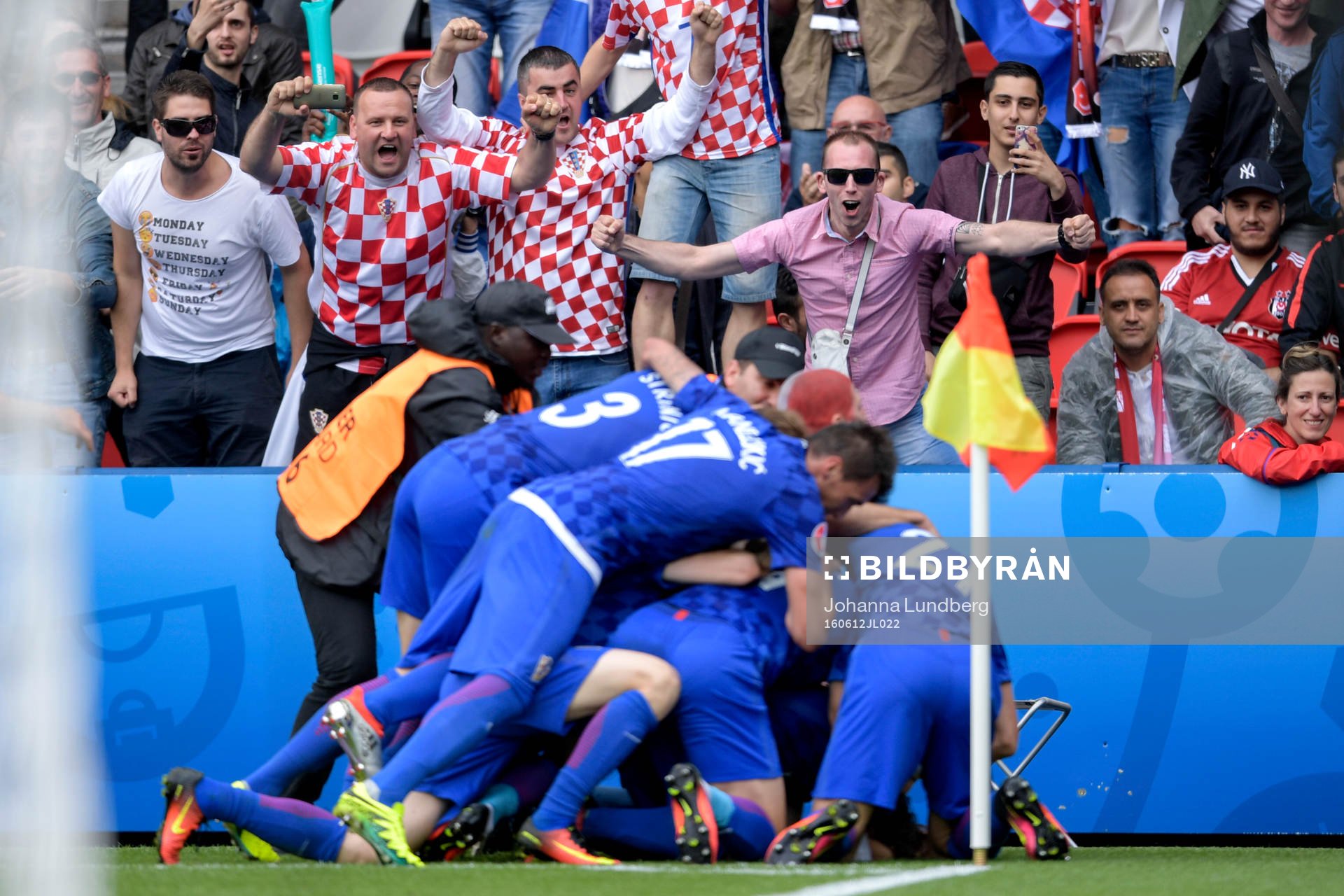 Kroatiens Luka Modric jublar med lagkamraterna efter 0-1 under fotbollsmatchen mellan Turkiet och Kroatien under Fotbolls-EM den 12 juni 2016 i Paris.