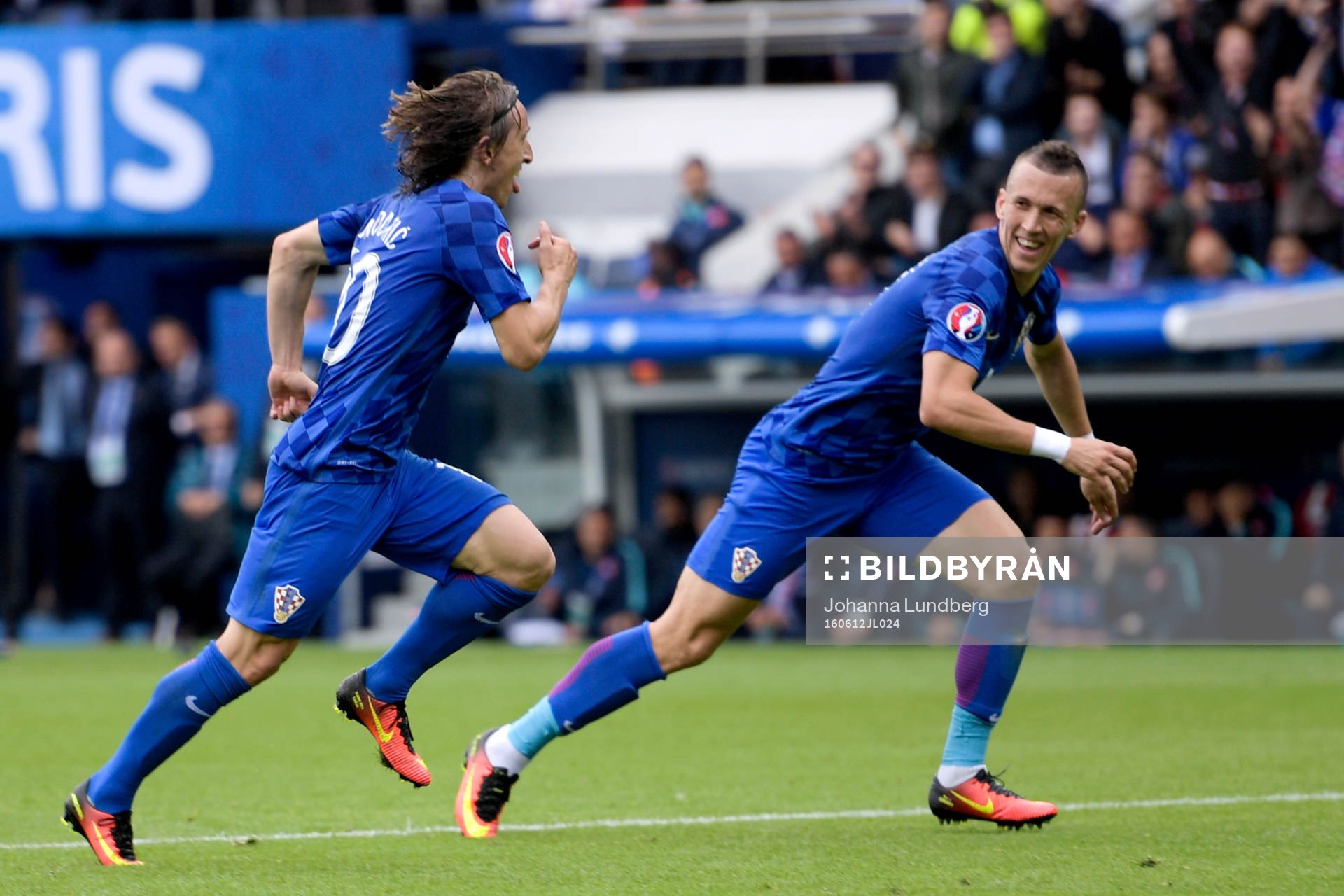 Kroatiens Luka Modric och Ivan Perisic jublar