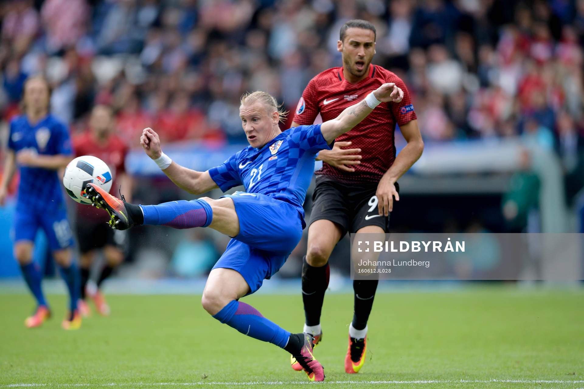 Kroatiens Domagoj Vida rensar bort framför Turkiets Cenk