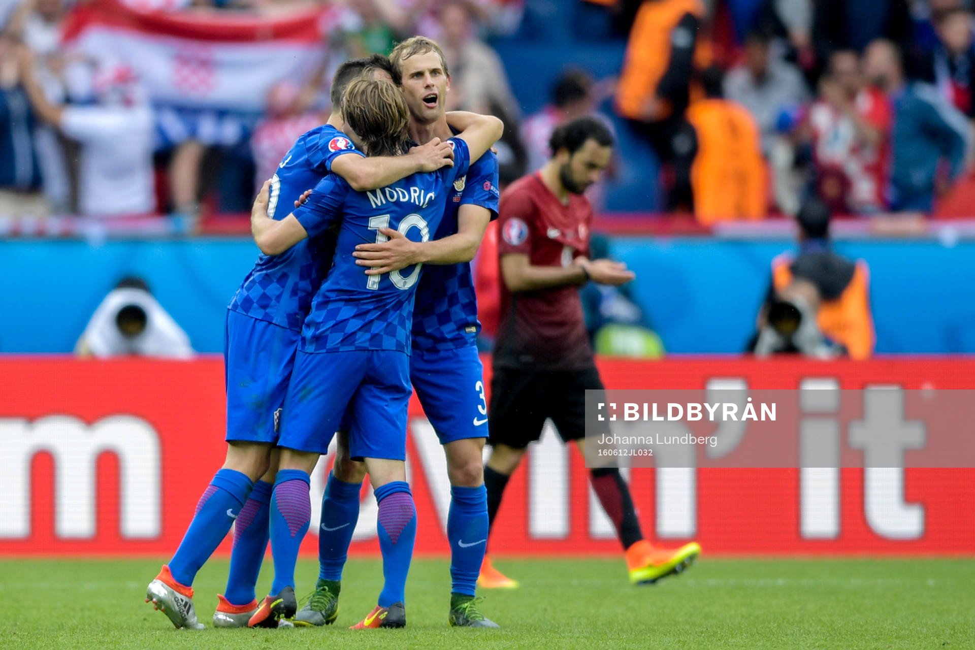 Kroatiens spelare med Luka Modric i spetsen jublar