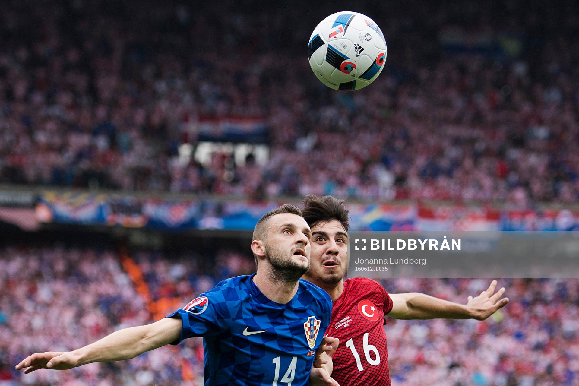 Kroatiens Marcelo Brozovic och Turkiets Ozan Tufan