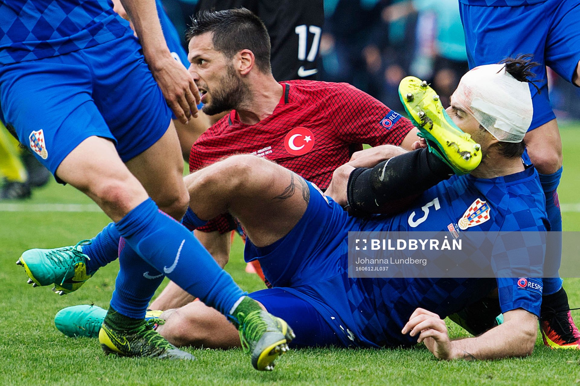 Kroatiens Vedran Corluka får en fot av Turkiets Hakan Balta i ansiktet under fotbollsmatchen mellan Turkiet och Kroatien under Fotbolls-EM den 12 juni 2016 i Paris.