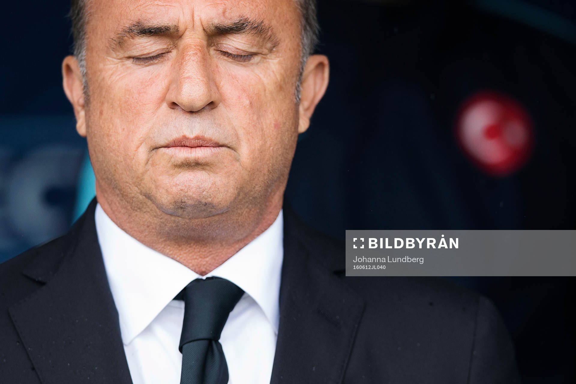 Turkiets förbundskapten Fatih Terim blundar när nationalsången spelas under fotbollsmatchen mellan Turkiet och Kroatien under Fotbolls-EM den 12 juni 2016 i Paris.