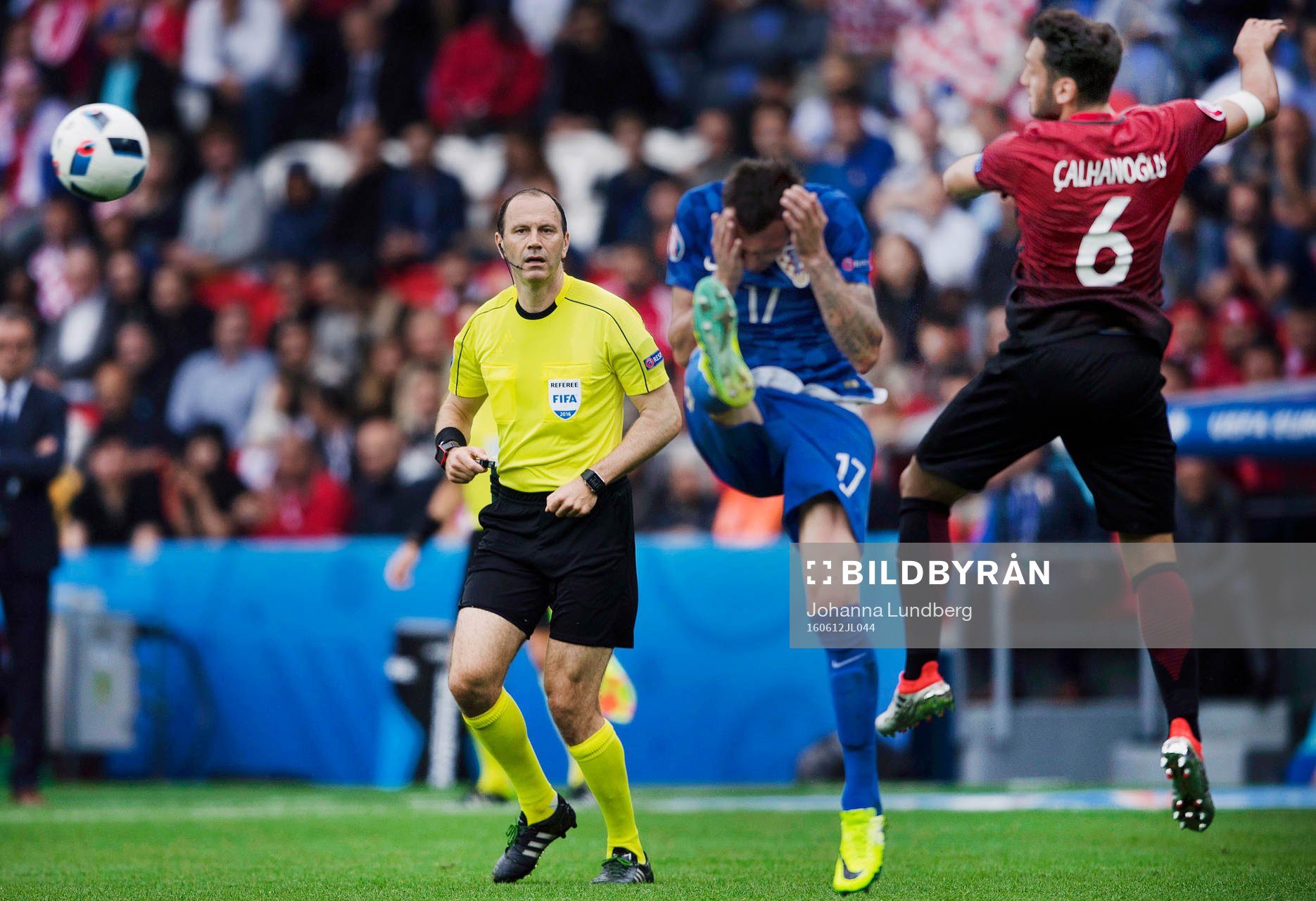 Domare Jonas Eriksson ser Kroatiens Mario Mandzukic och