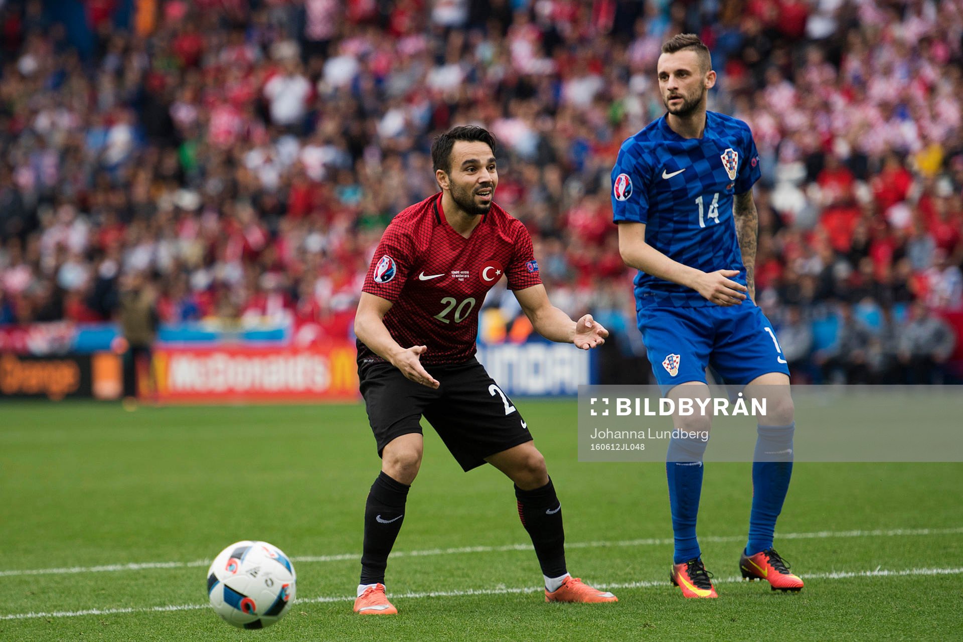 Turkiets Volkan Sen reagerar bredvid Kroatiens Marcelo