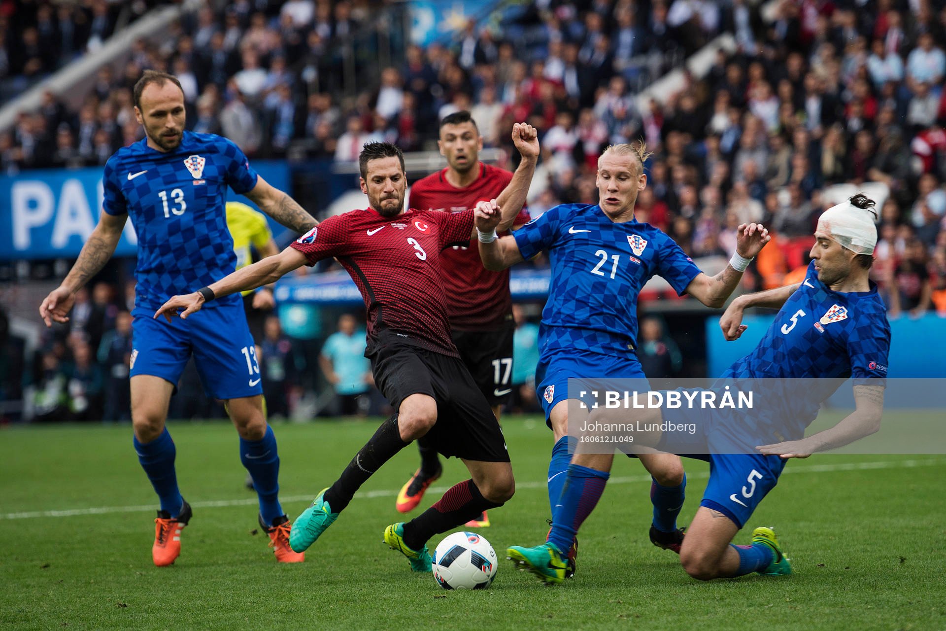 Turkiets Hakan Balta i en duell med Kroatiens Gordon