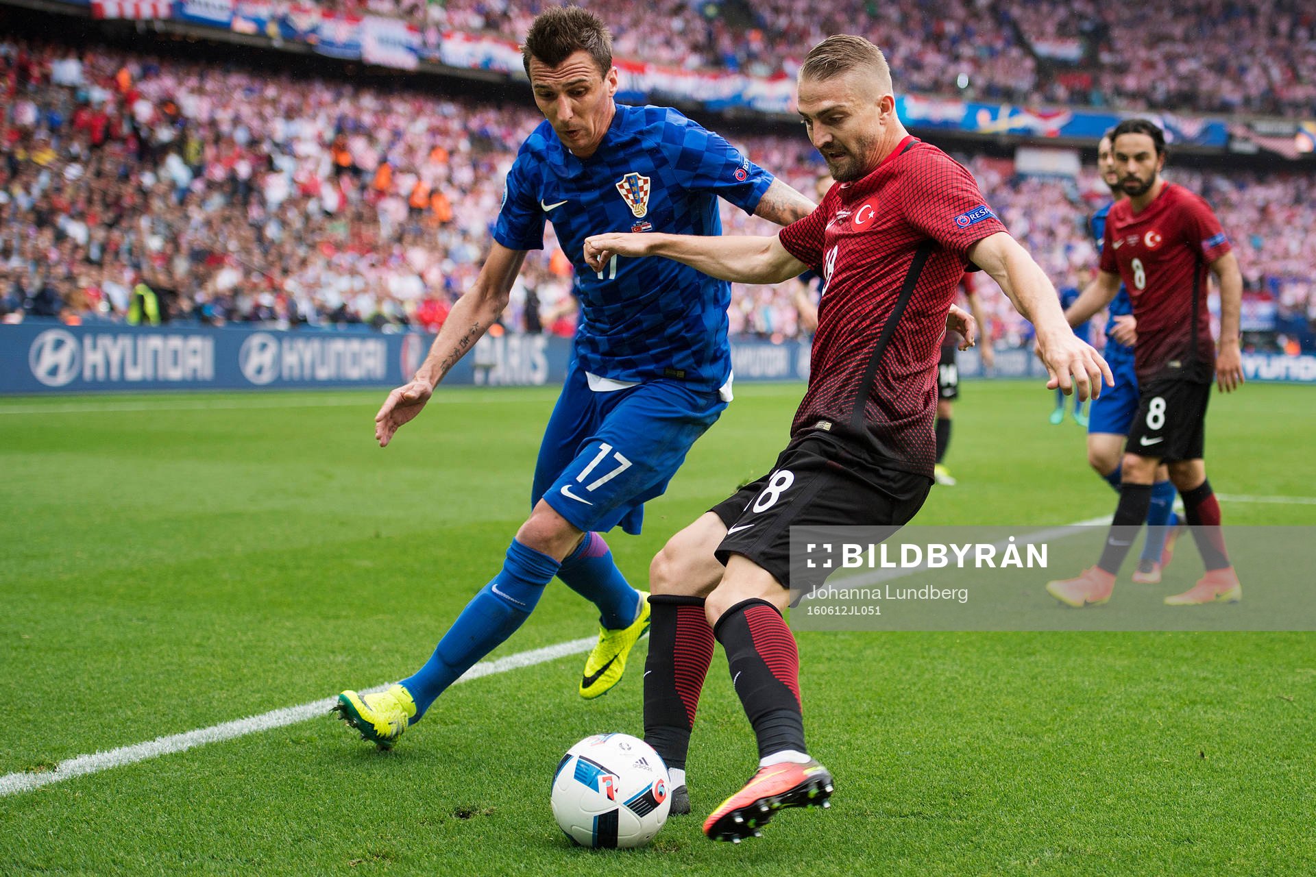 Kroatiens Mario Mandzukic och Turkiets Selcuk Inan