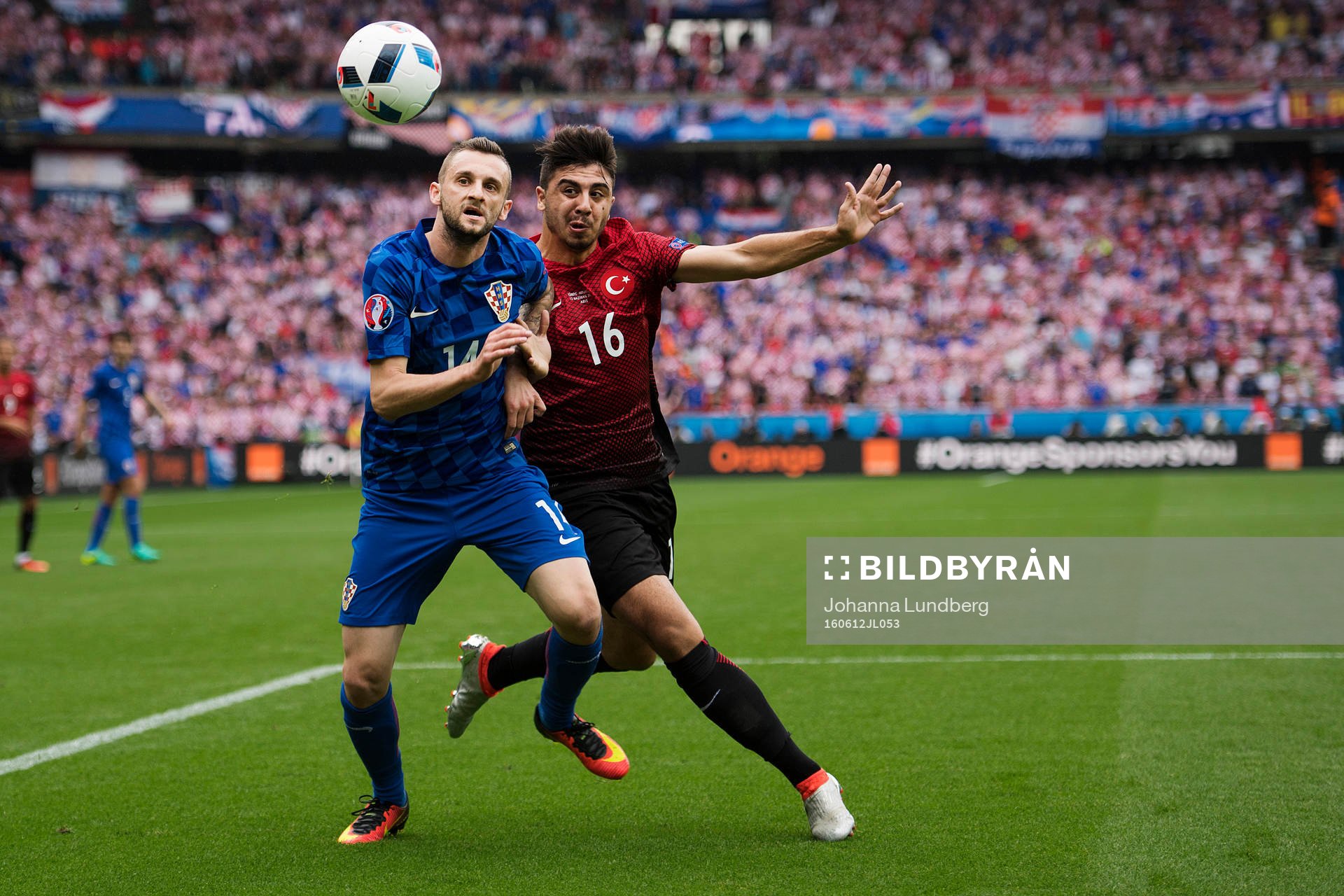 Kroatiens Marcelo Brozovic och Turkiets Ozan Tufan
