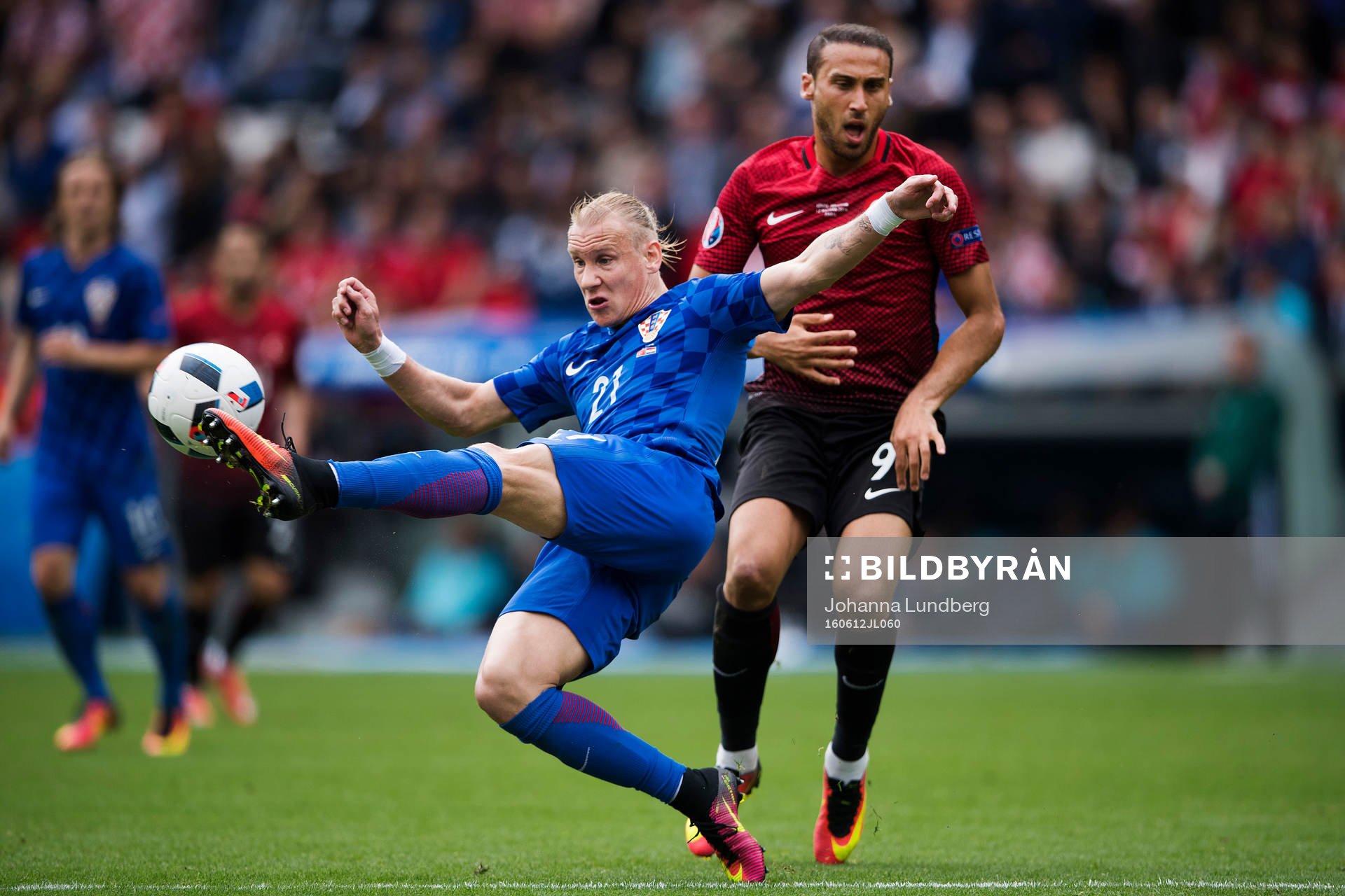 Kroatiens Domagoj Vida rensar undan framför Turkiets Cenk