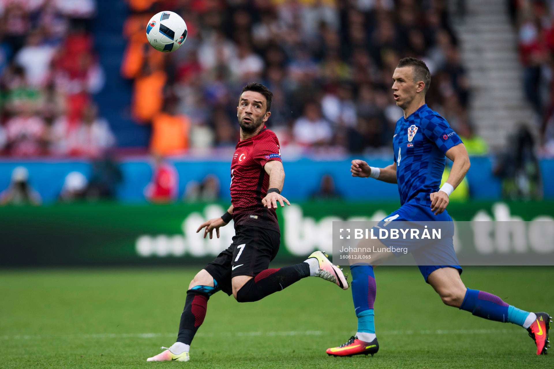 Turkiets Gökhan Gönül och Kroatiens Ivan Perisic