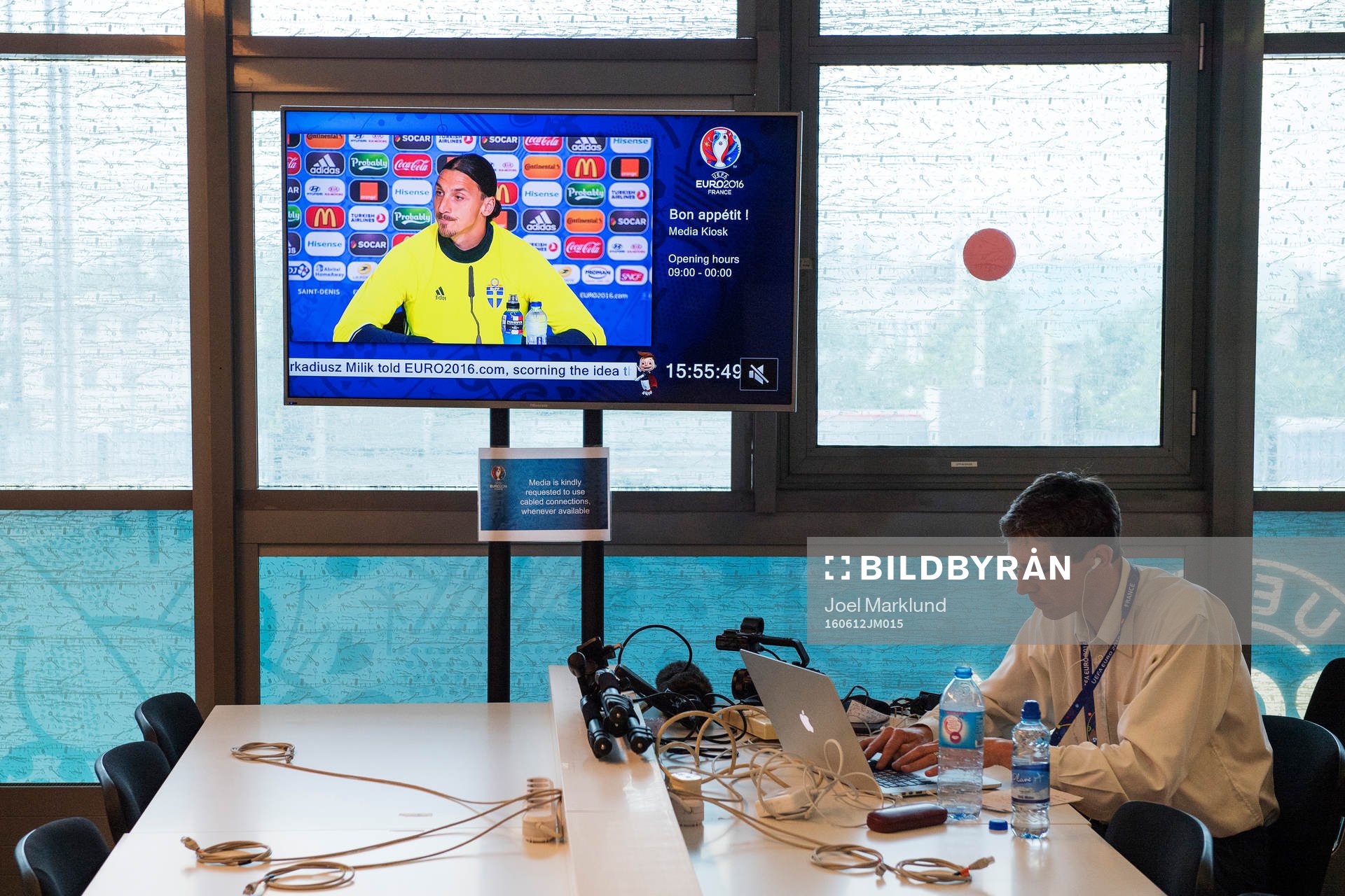 En tv-skärm visar Zlatan Ibrahimovic när en journalist
