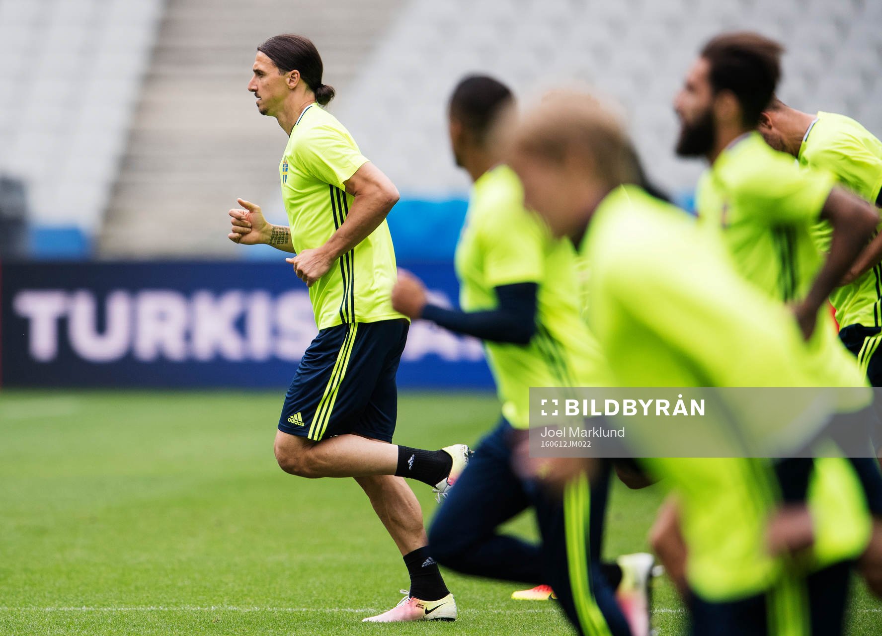 Zlatan Ibrahimovic joggar med lagkamrater