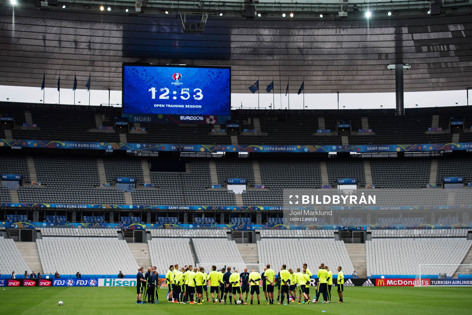 Förbundskapten Erik Hamrén har en genomgång med spelarna under Sveriges fotbollslandslags träning under fotbolls-EM den 12 juni 2016 på Stade de France i Saint-Denis.