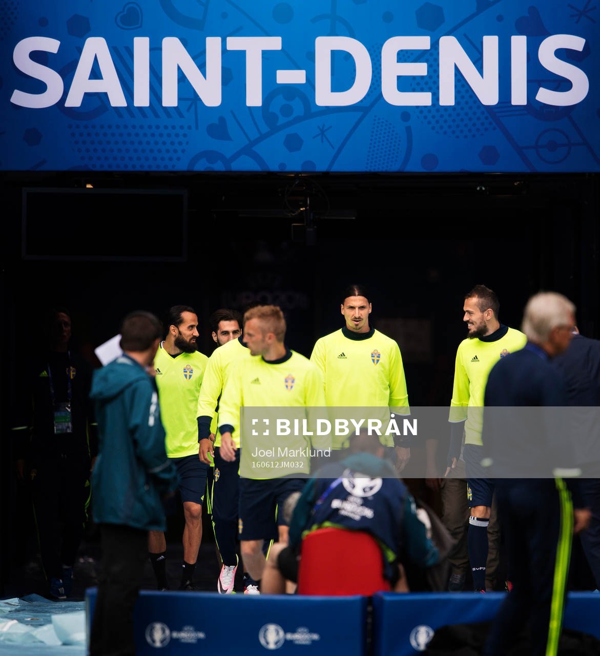 Erkan Zengin, Jimmy Durmaz, Sebastian Larsson, Zlatan Ibrahimovic och Emir Kujovic gör entré till Sveriges fotbollslandslags träning under fotbolls-EM den 12 juni 2016 i Saint-Denis.