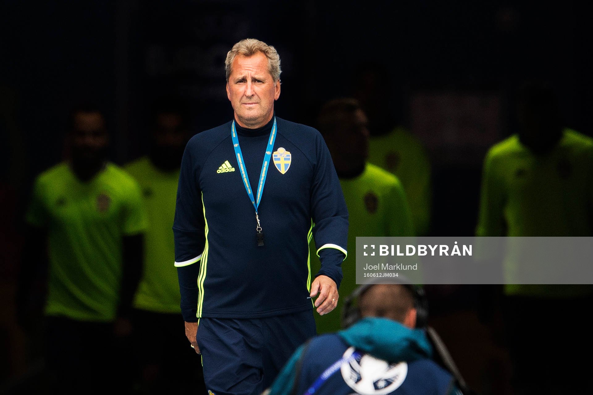 Förbundskapten Erik Hamrén gör entré till Sveriges fotbollslandslags träning under fotbolls-EM den 12 juni 2016 i Saint-Denis.