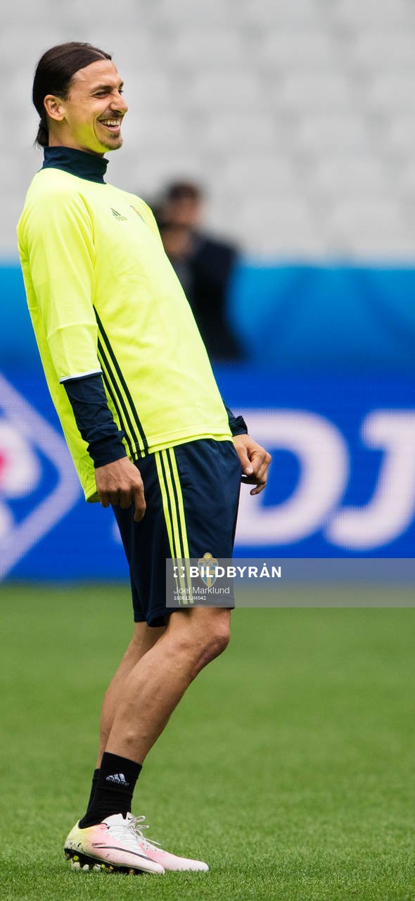 Zlatan Ibrahimovic skrattar