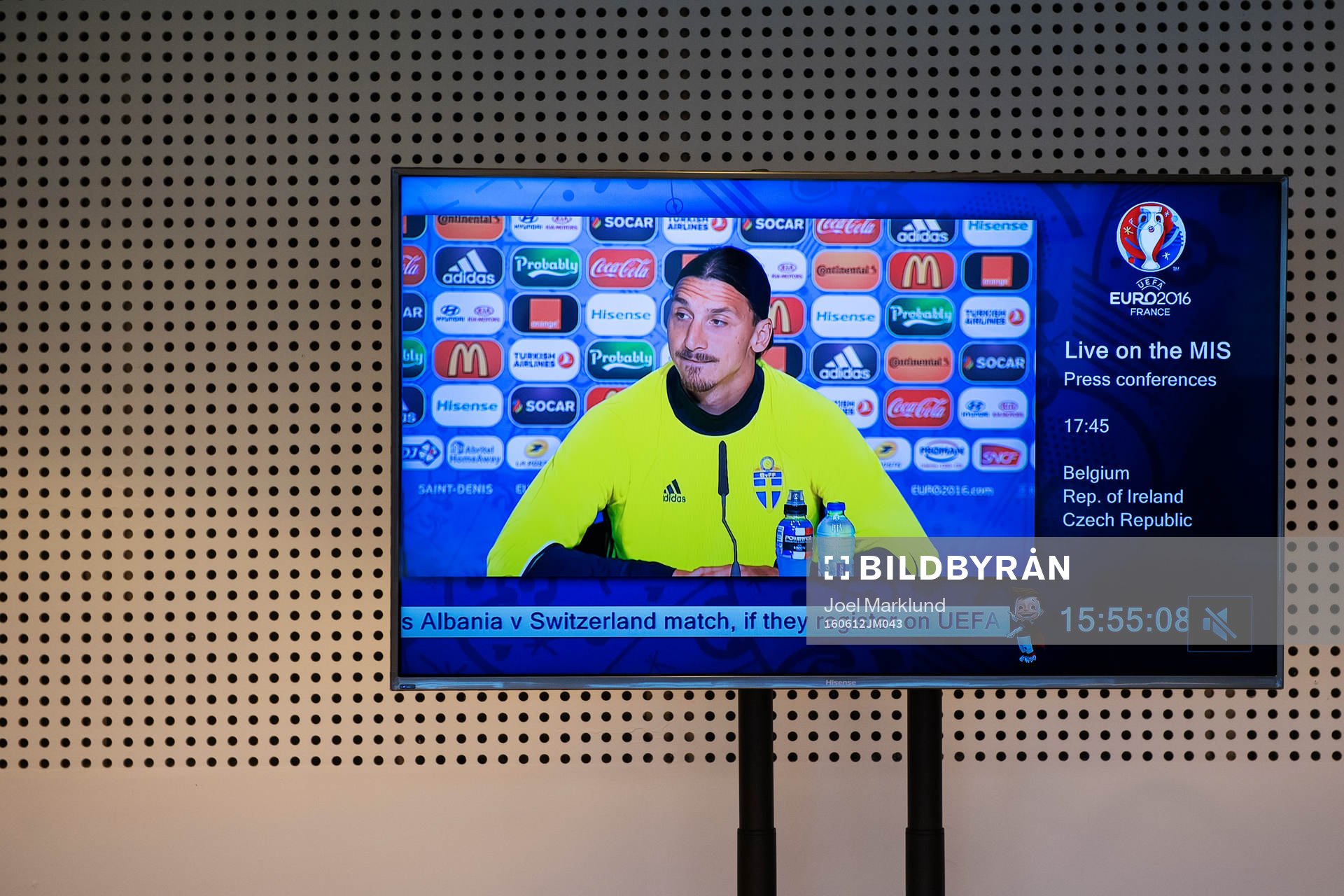 En tv-skärm i mediecentret visar Zlatan Ibrahimovic