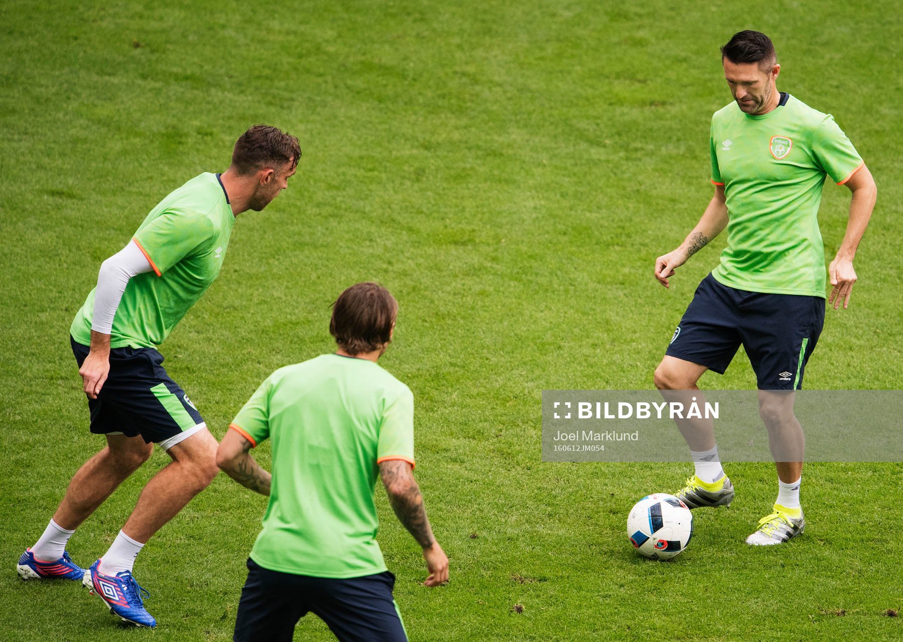 Robbie Keane (t h)