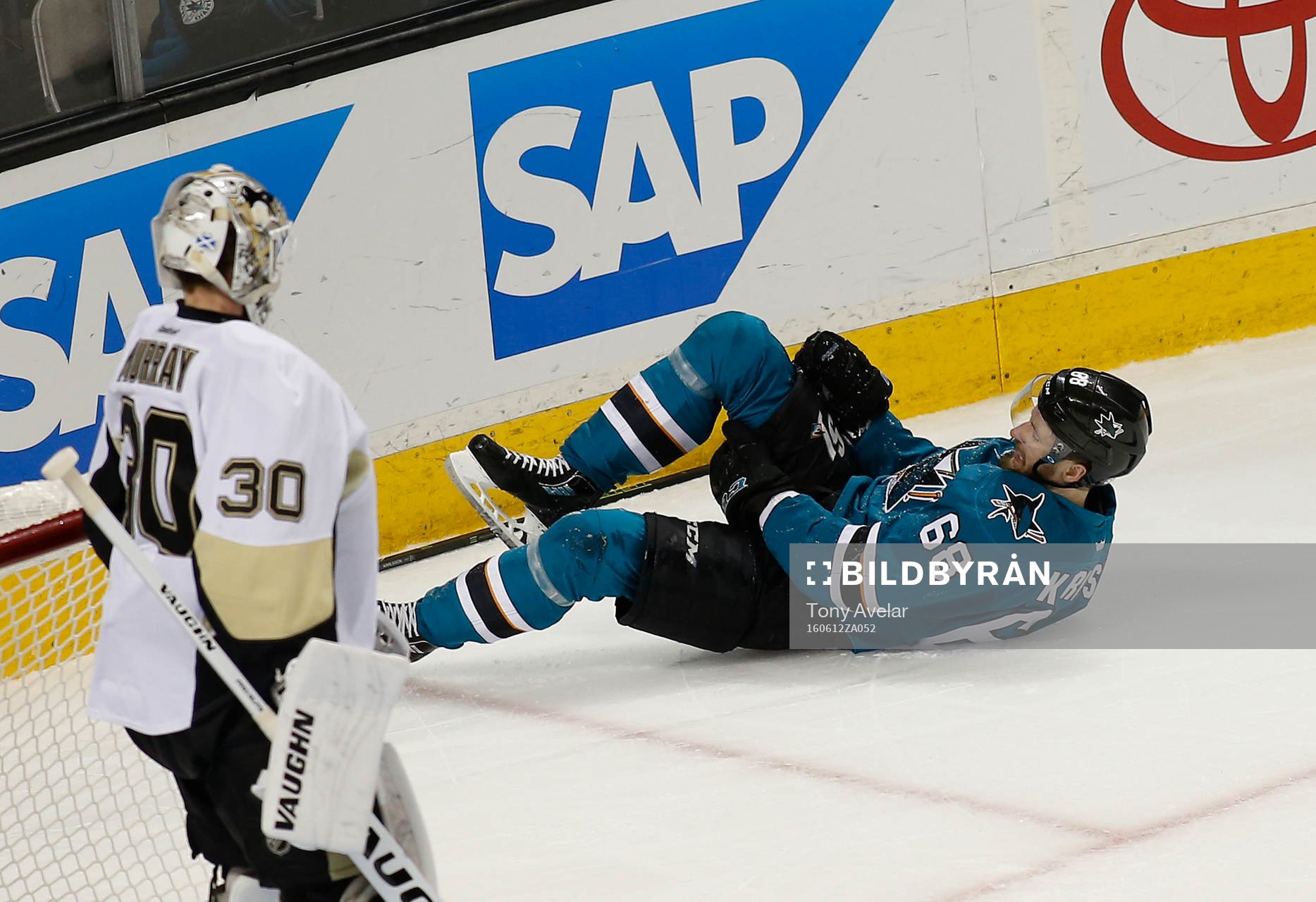 San Jose Sharks right wing Melker Karlsson (68) is hurt