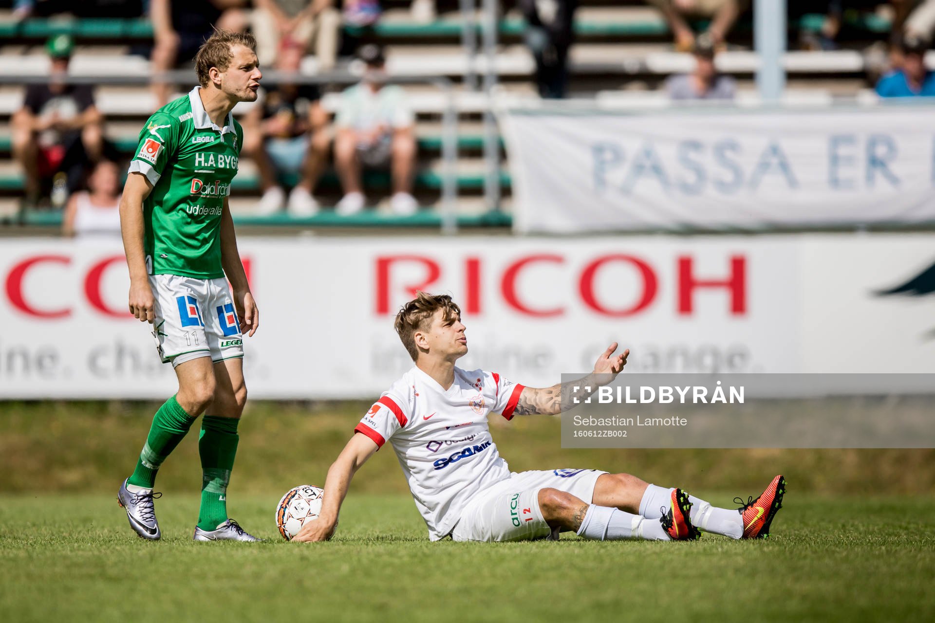 Assyriskas Fredrik Holster sittandes på marken