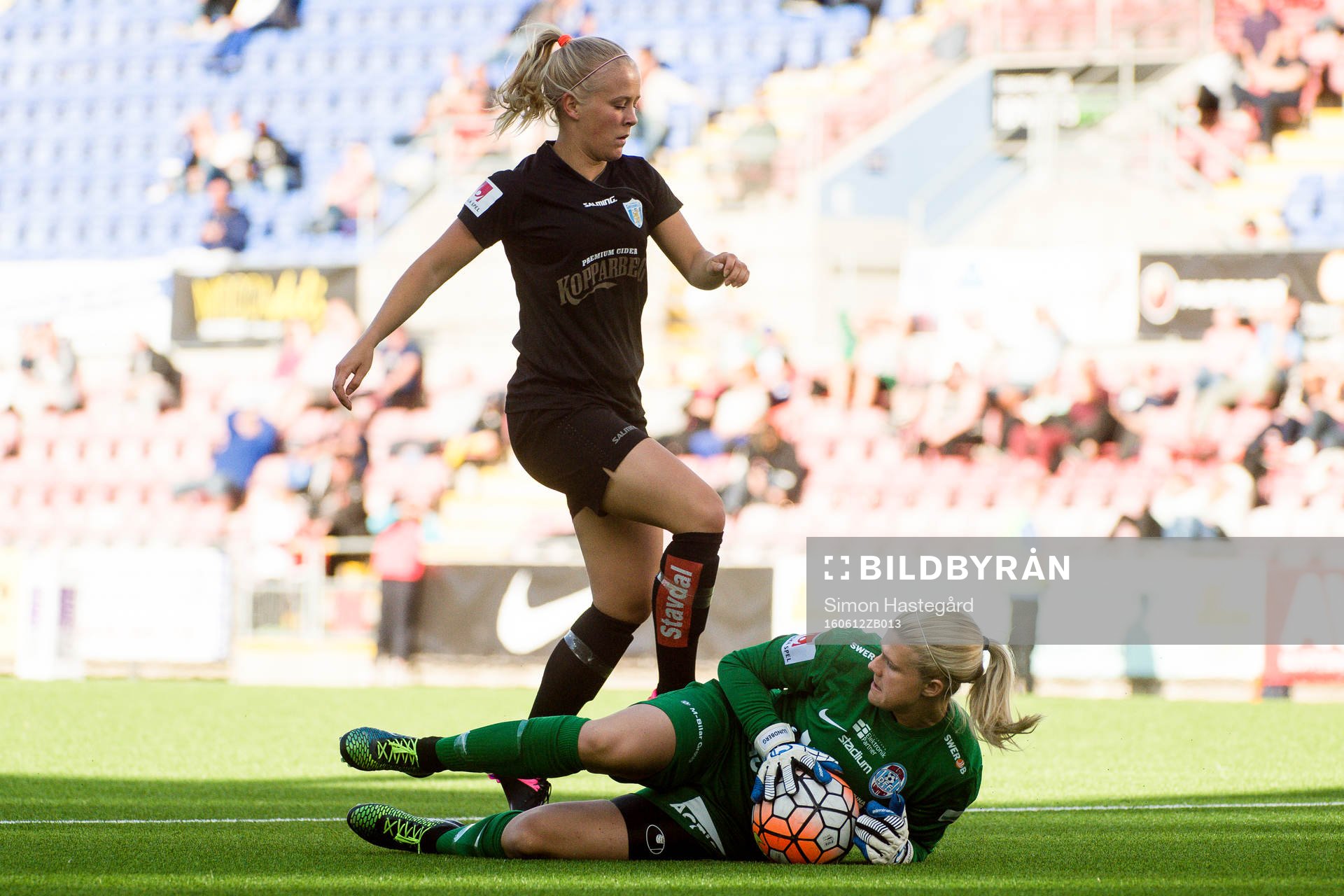 Göteborgs Adelina Engman och Eskilstunas målvakt Emelie