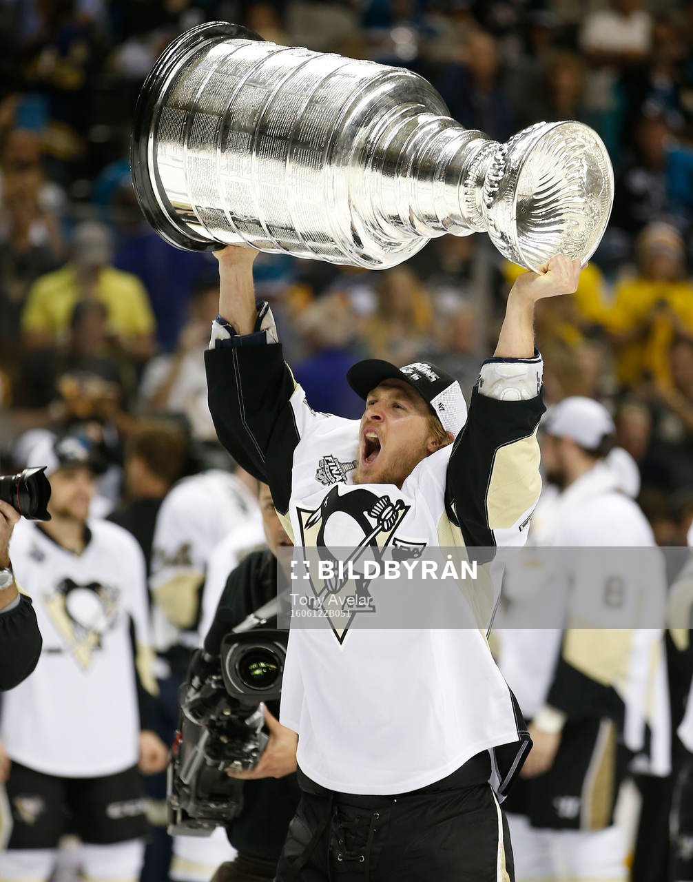 Pittsburgh Penguins left wing Carl Hagelin (62) celebrates