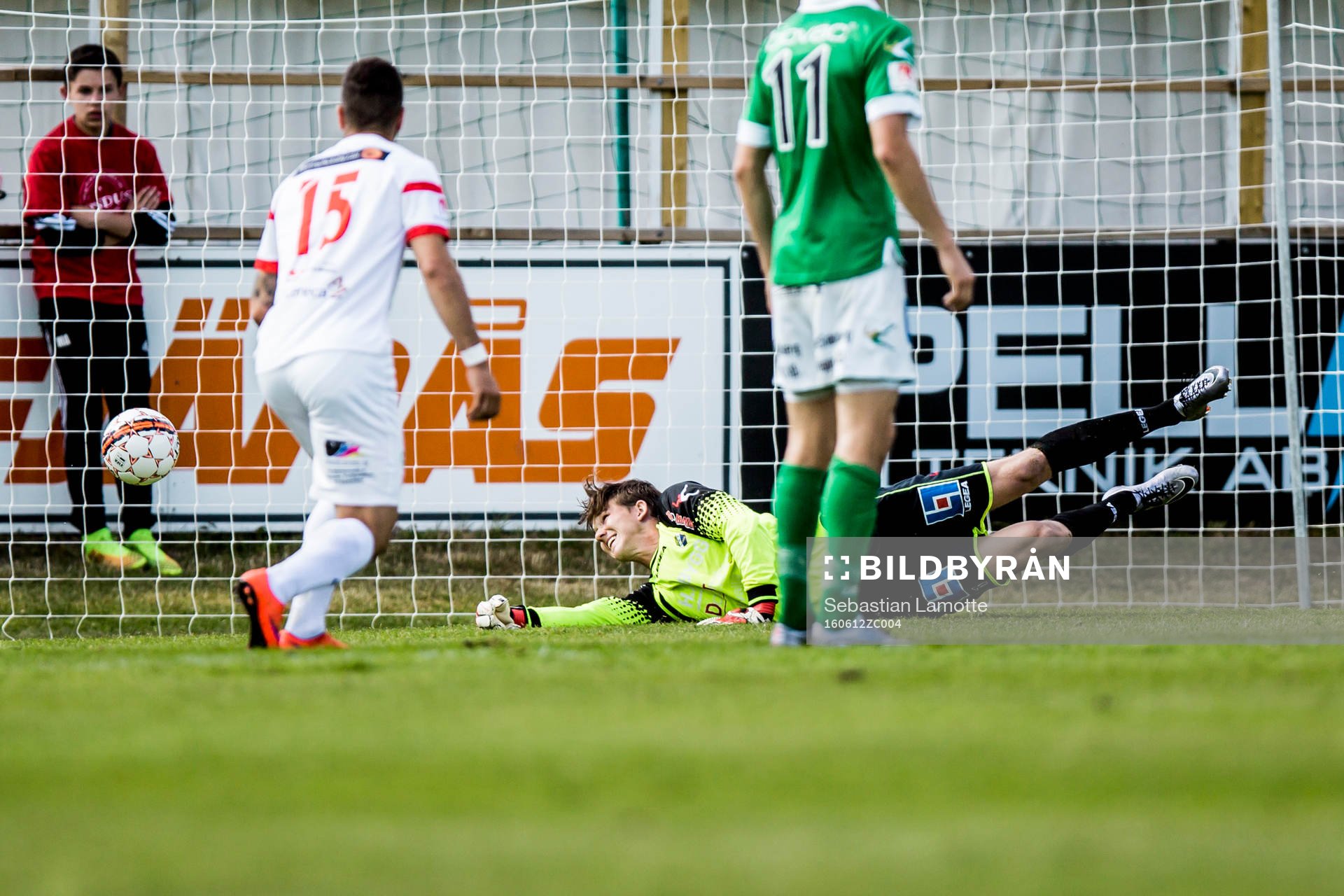 Ljungskiles målvakt August Strömberg räddar ett skott