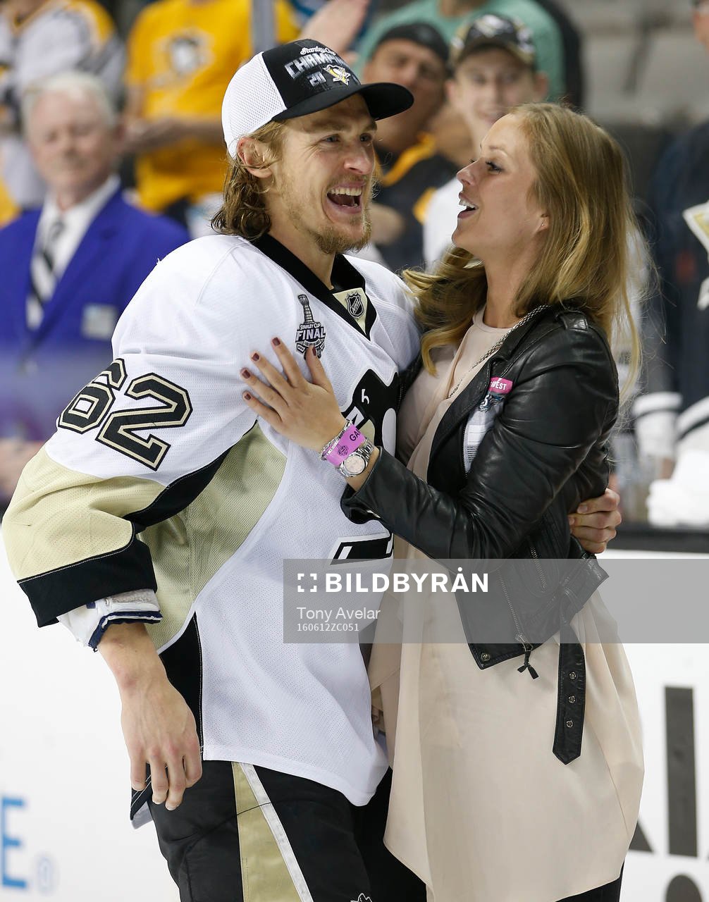 Pittsburgh Penguins left wing Carl Hagelin (62) kisses his