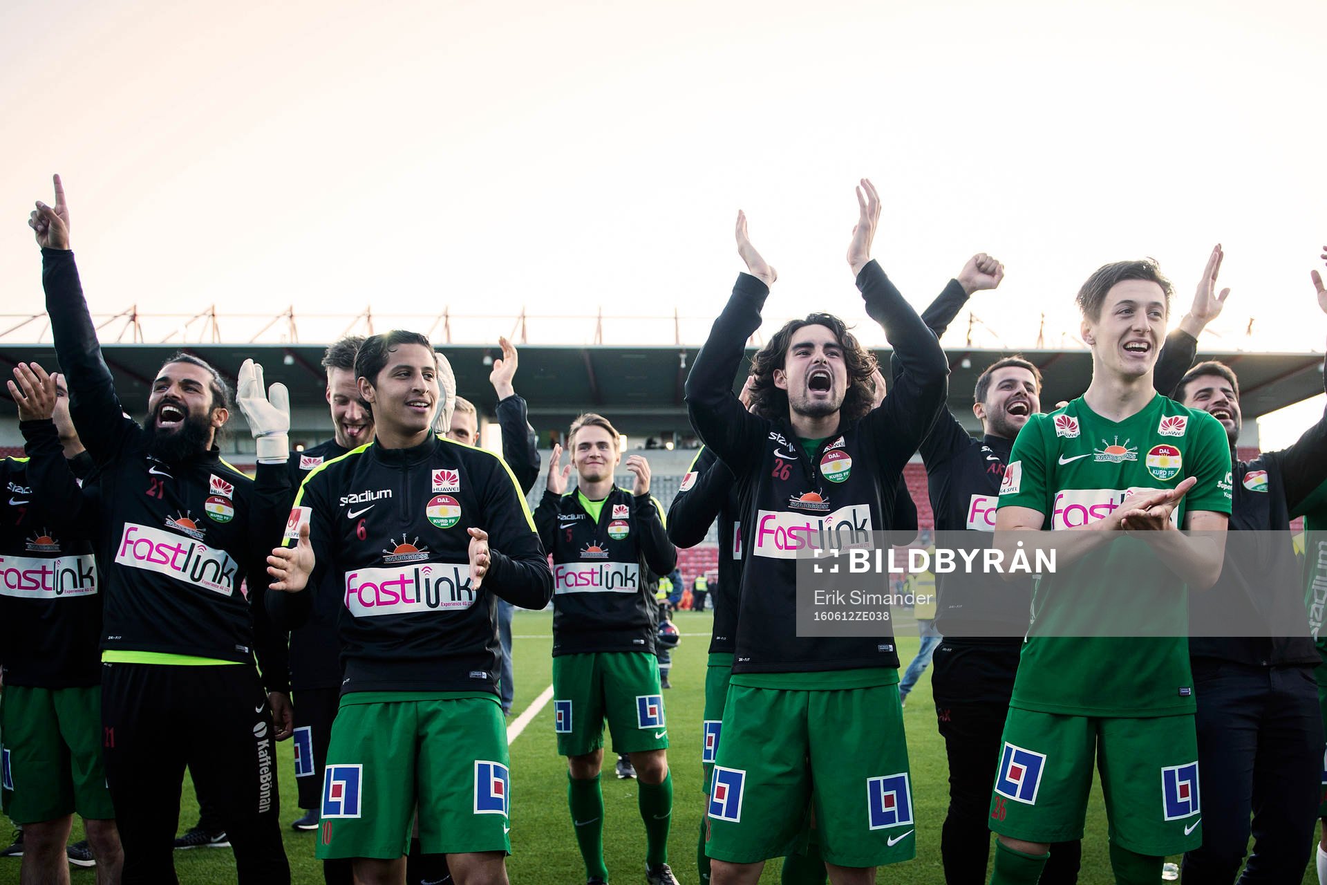 Dalkurds spelare jublar mot publiken efter fotbollsmatchen i Superettan mellan Syrianska och Dalkurd den 12 juni 2016 i Stockholm.