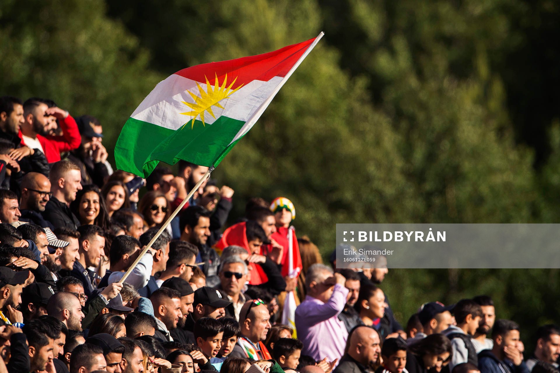 En kurdisk flagga bland Dalkurds supportrar
