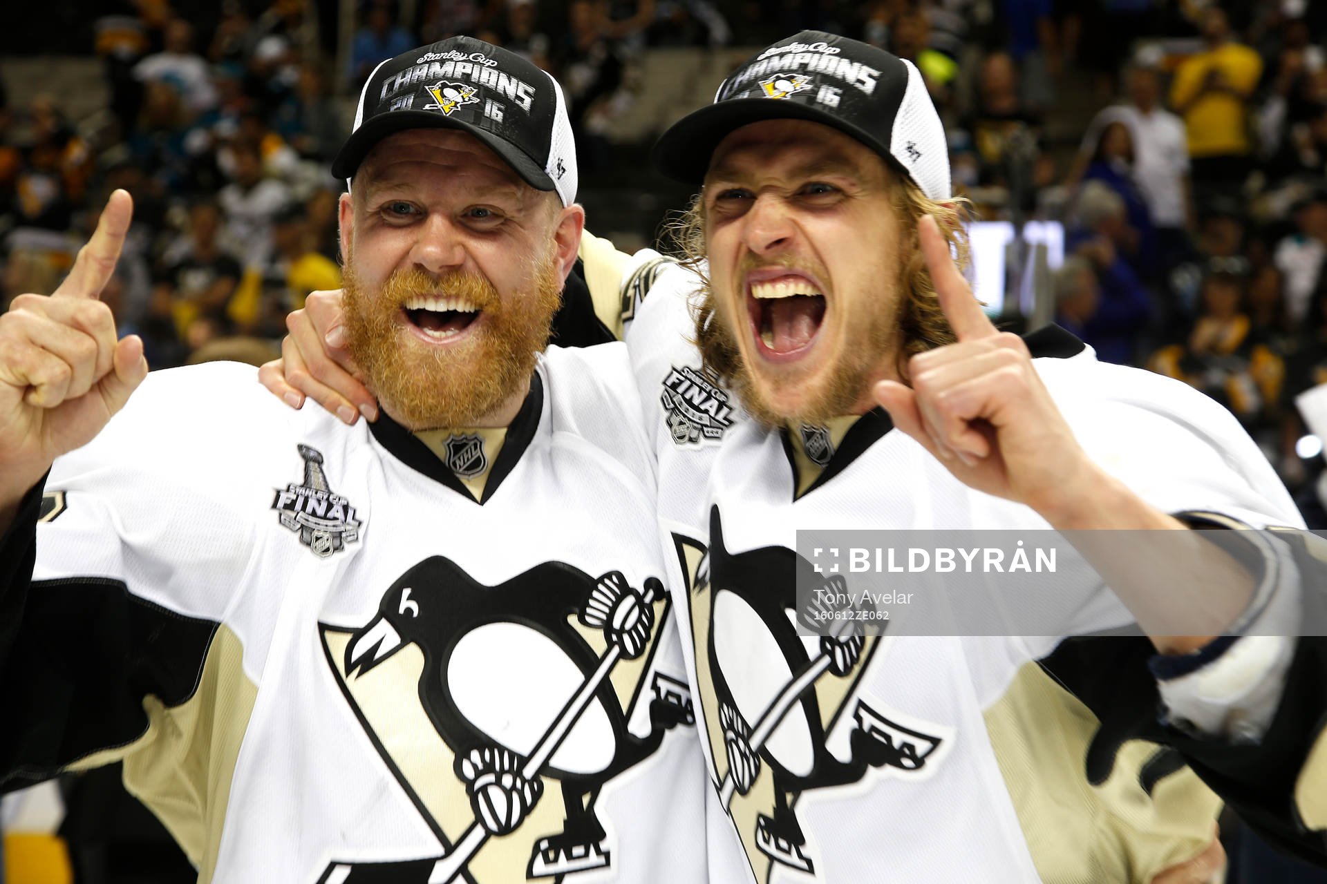 Pittsburgh Penguins right wing Patric Hörnqvist, left, and