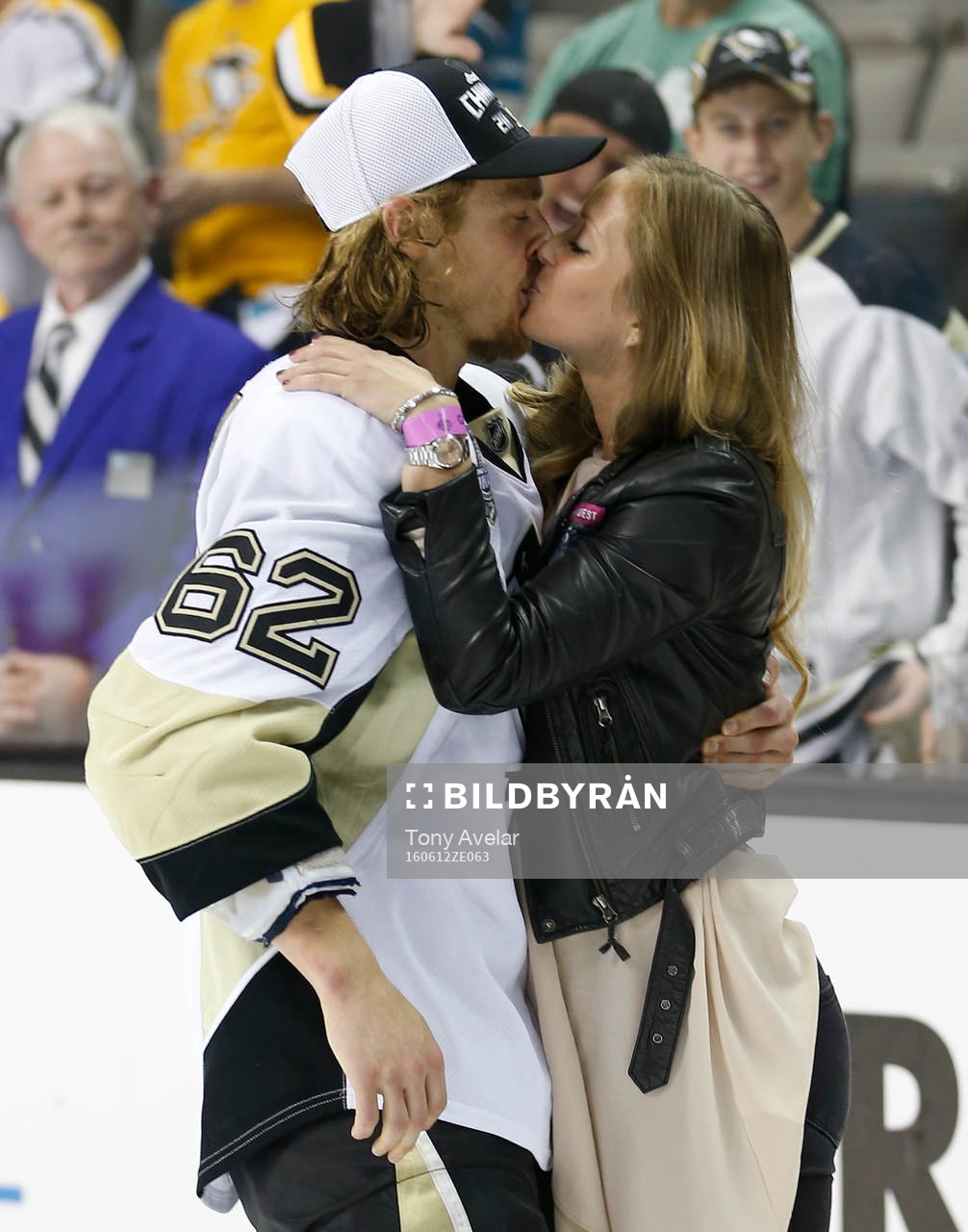 Pittsburgh Penguins left wing Carl Hagelin (62) kisses his
