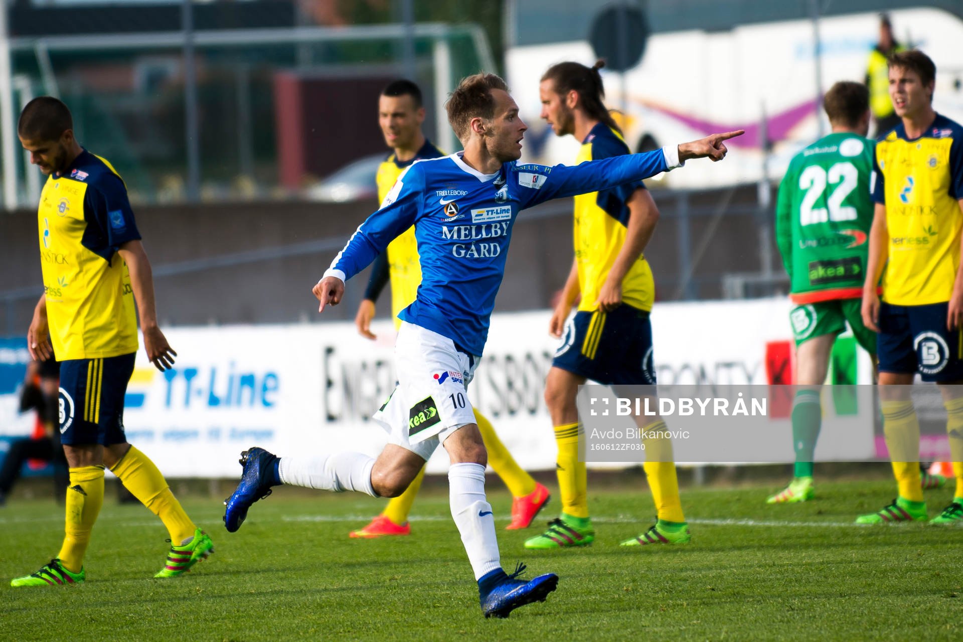 Trelleborgs Zoran Jovanovic jublar och Ängelholms spelare