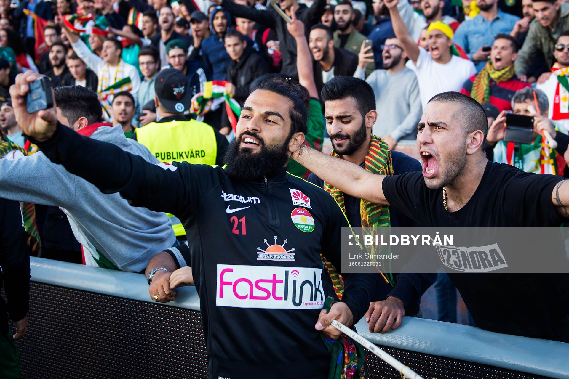 Dalkurds Peshraw Azizi tar en selfie med en supporter