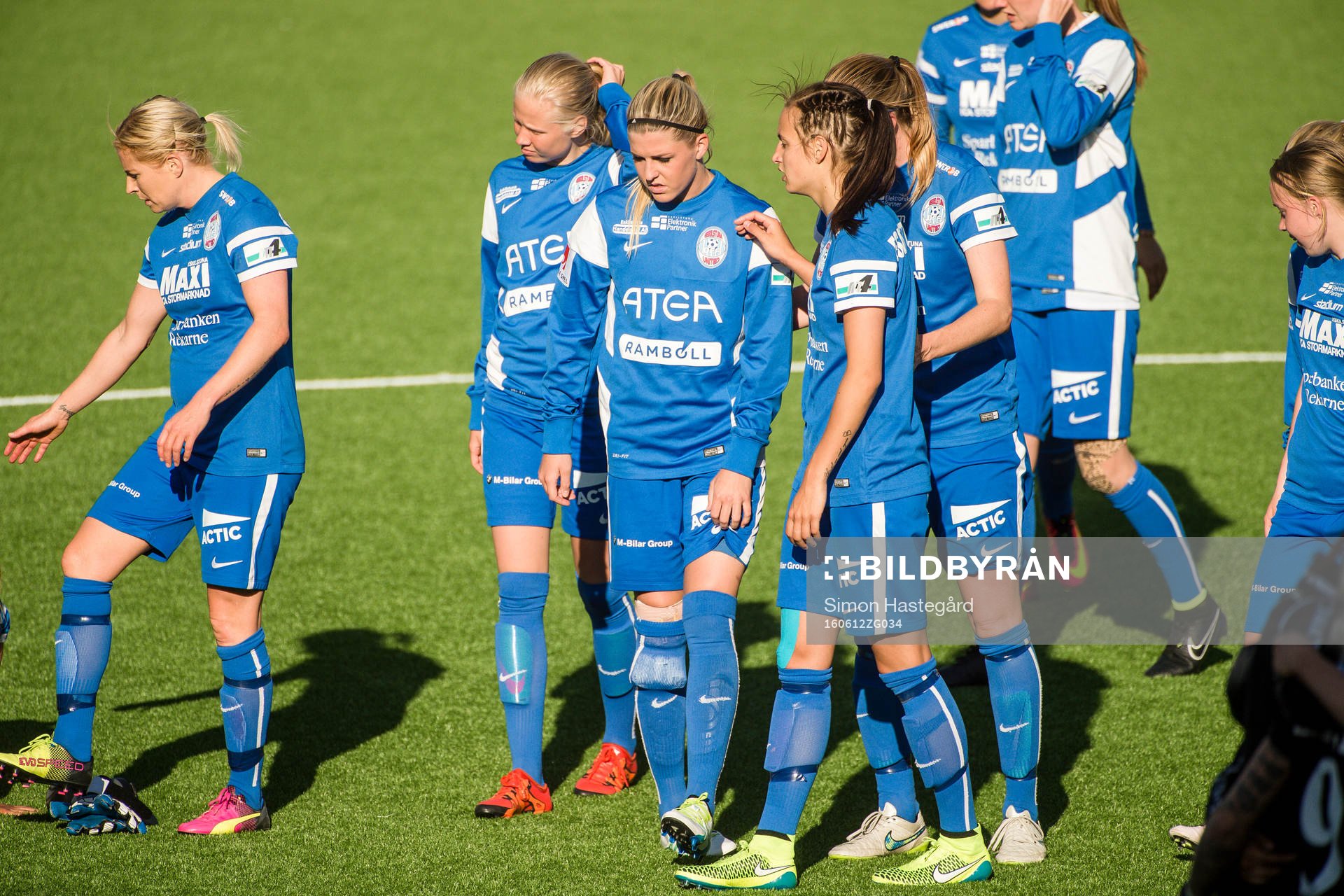 Eskilstunas Olivia Schough tröstas av lagkamraterna