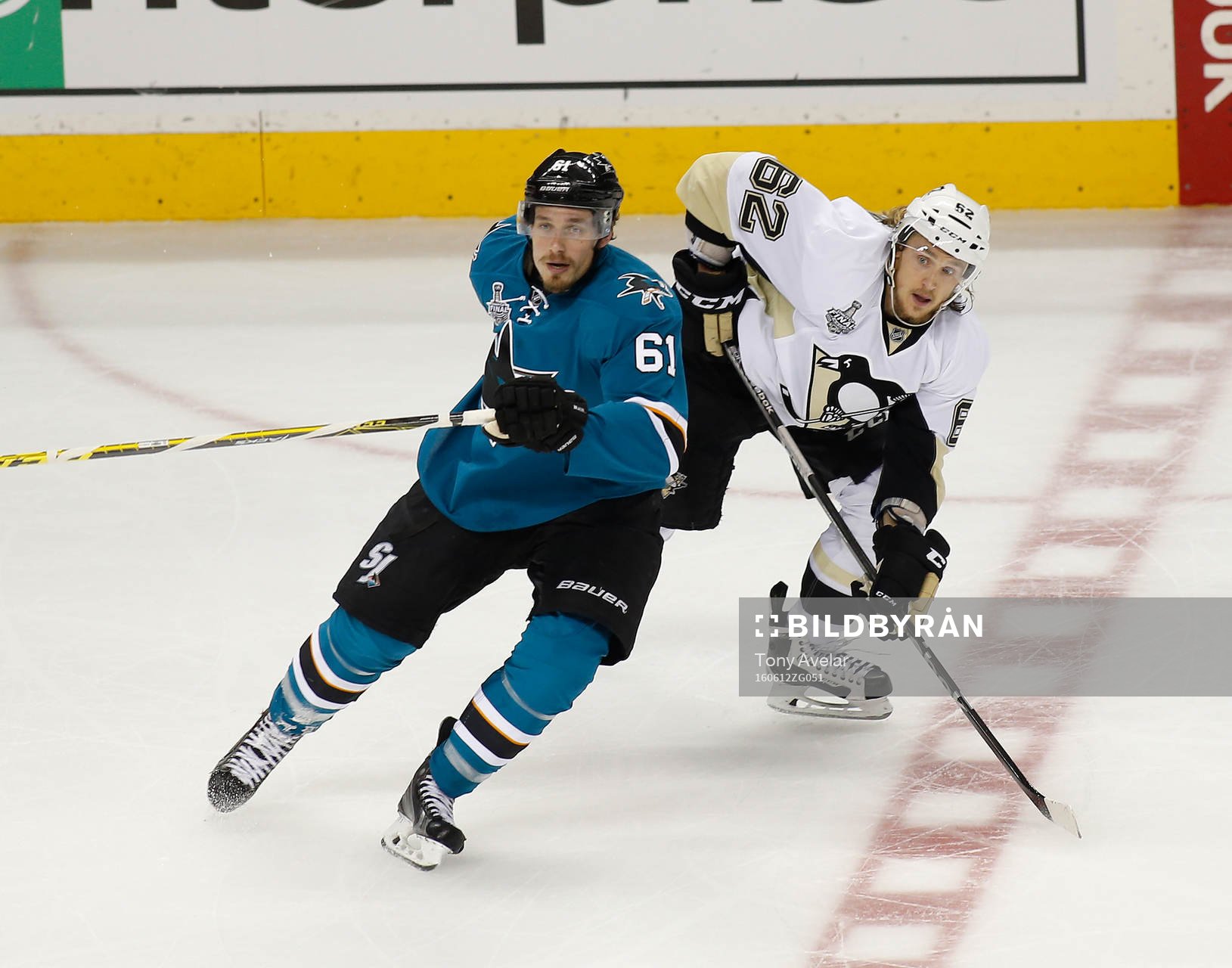 Pittsburgh Penguins left wing Carl Hagelin (62) and San