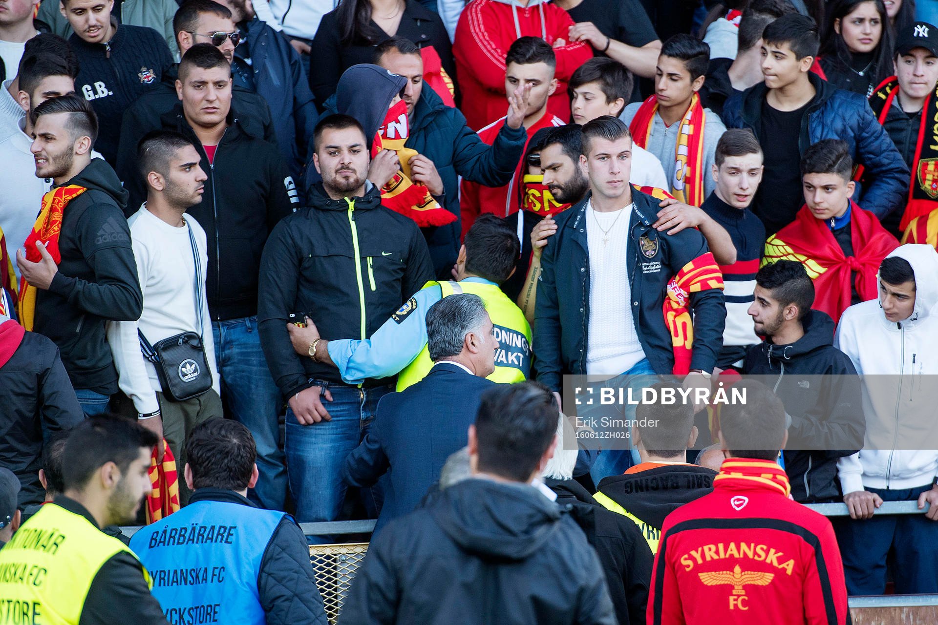 Ordningsvakter motar bort Syrianskas supportrar