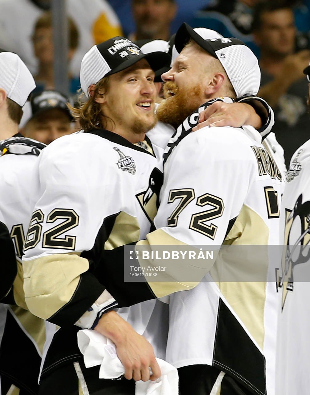 Pittsburgh Penguins left wing Carl Hagelin, left, and