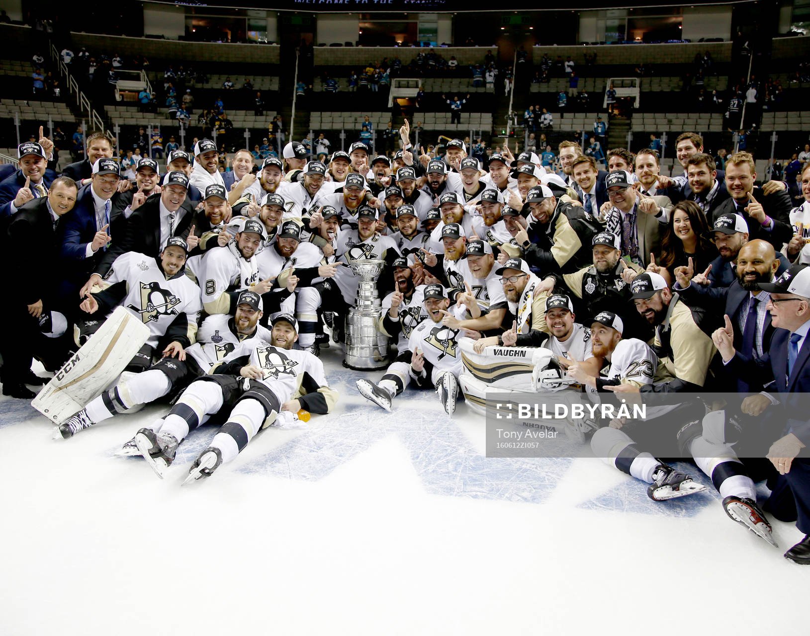 Pittsburgh Penguins take a team photo