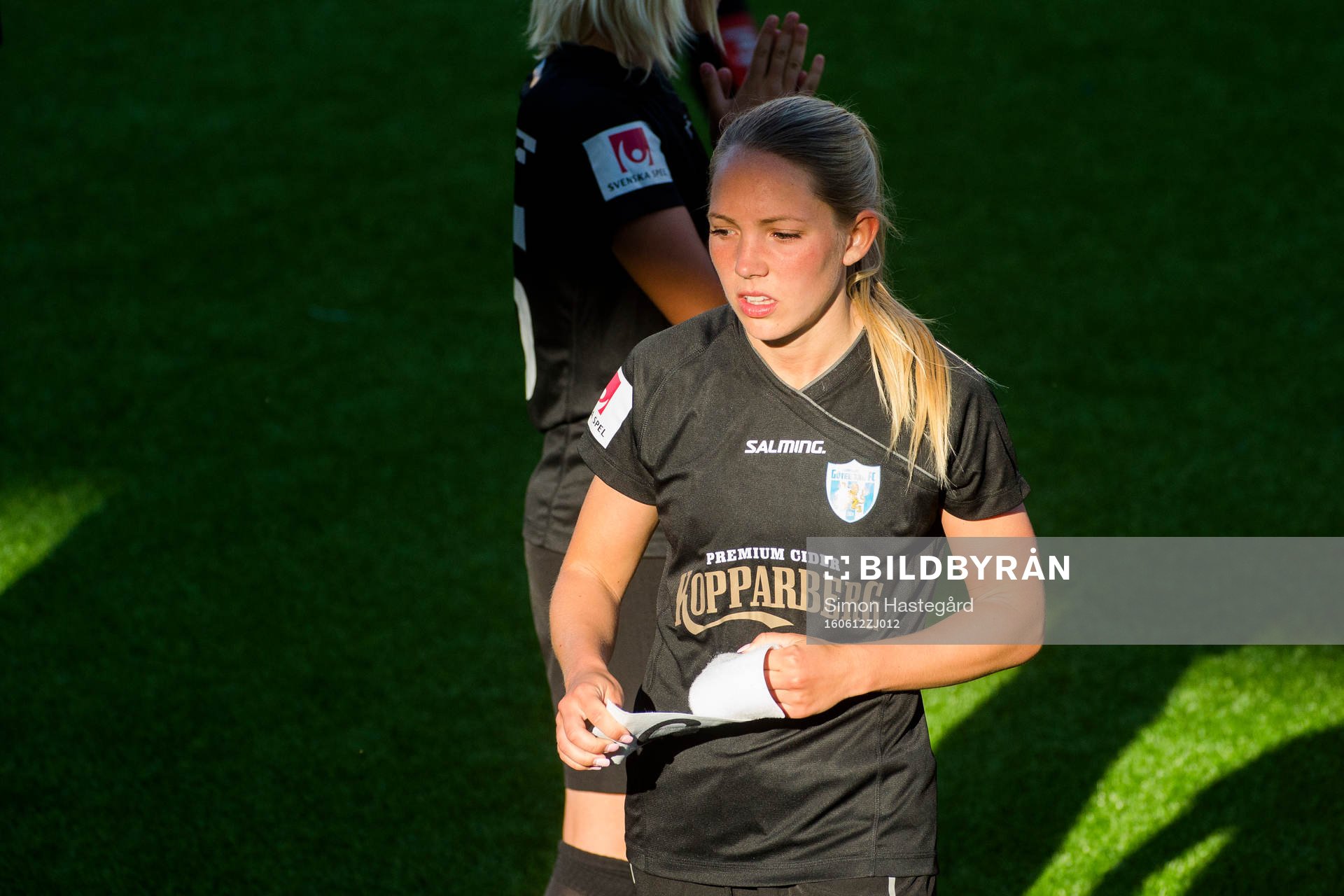 Göteborgs Elin Rubensson tar av sig kaptensbindeln när