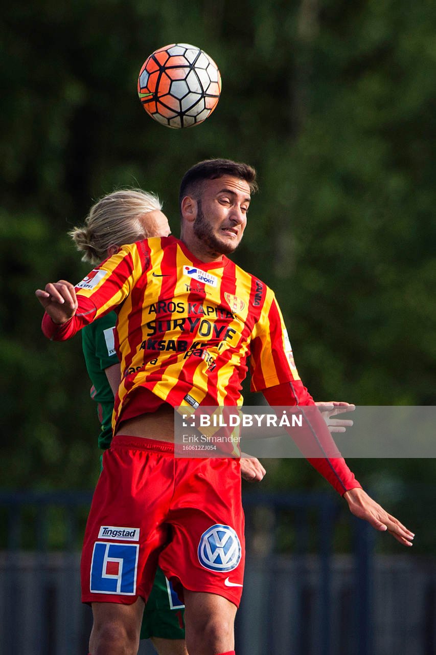 Syrianskas Charbel Ceylan och Dalkurds Henrik Löfkvist i en nickduell under fotbollsmatchen i Superettan mellan Syrianska och Dalkurd den 12 juni 2016 i Stockholm.