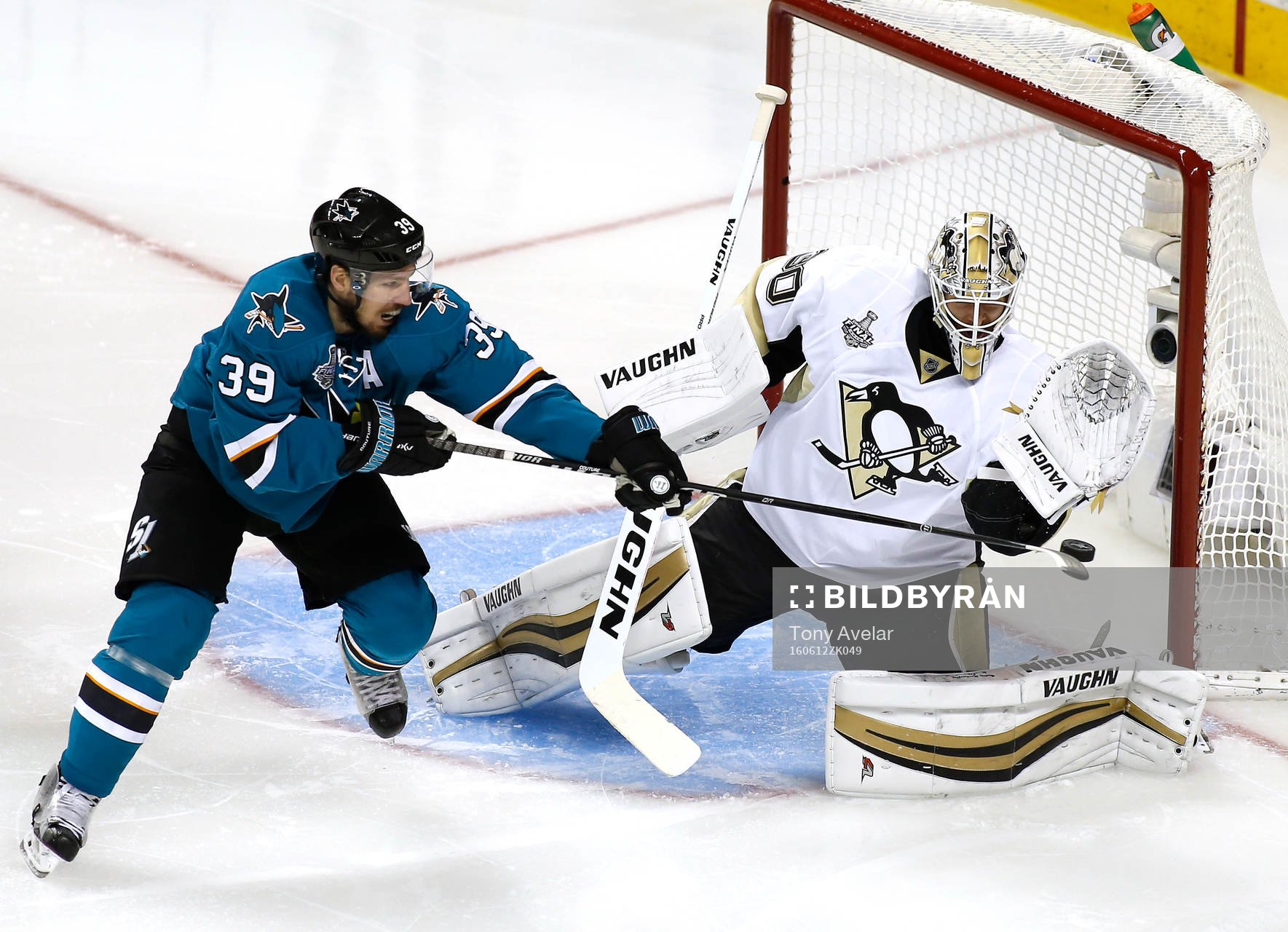 Pittsburgh Penguins goalie Matt Murray (30) blocks a shot